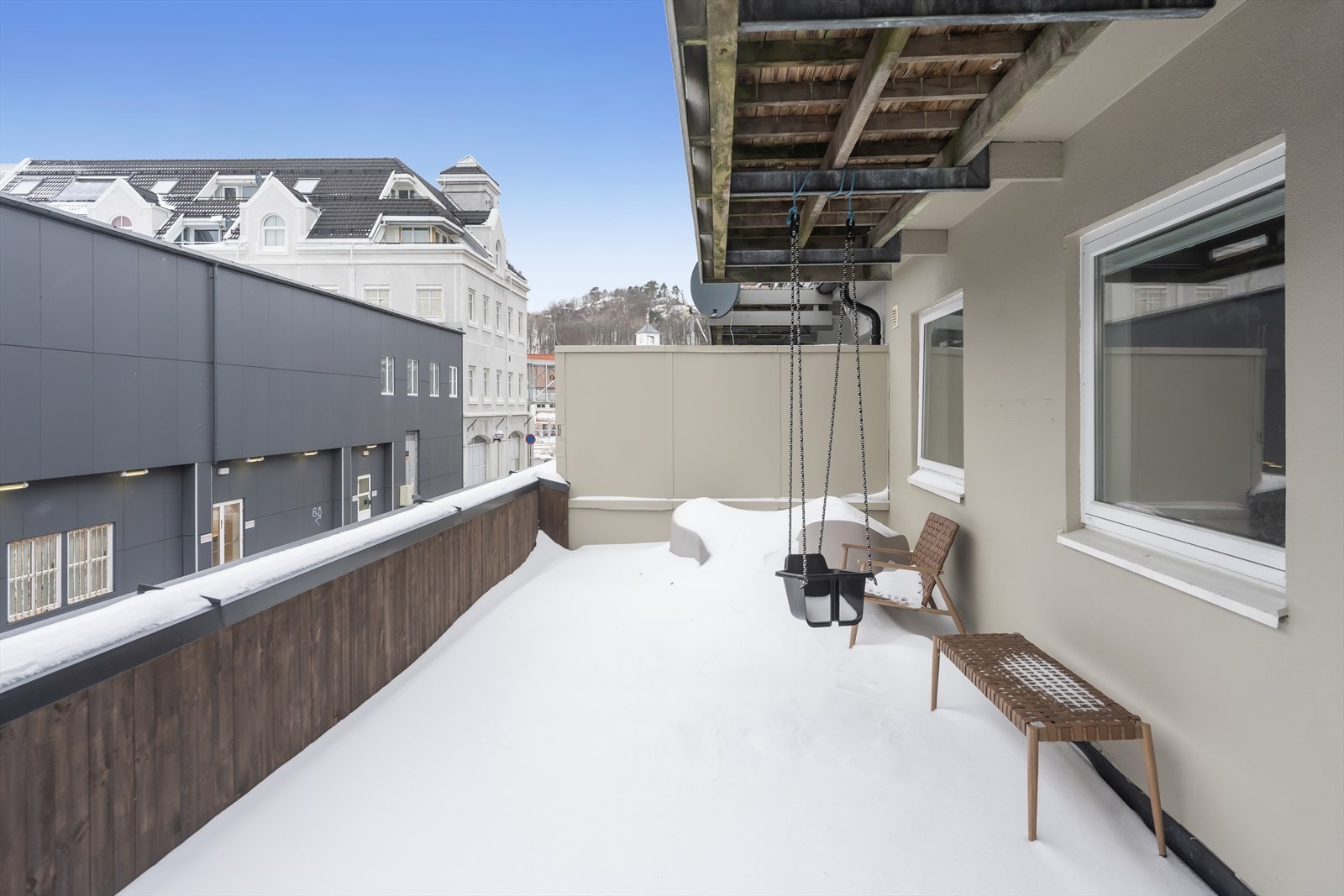 Når snøen smelter gir terrasse-arealet gode muligheter for utemøblement og grill Galleribilde