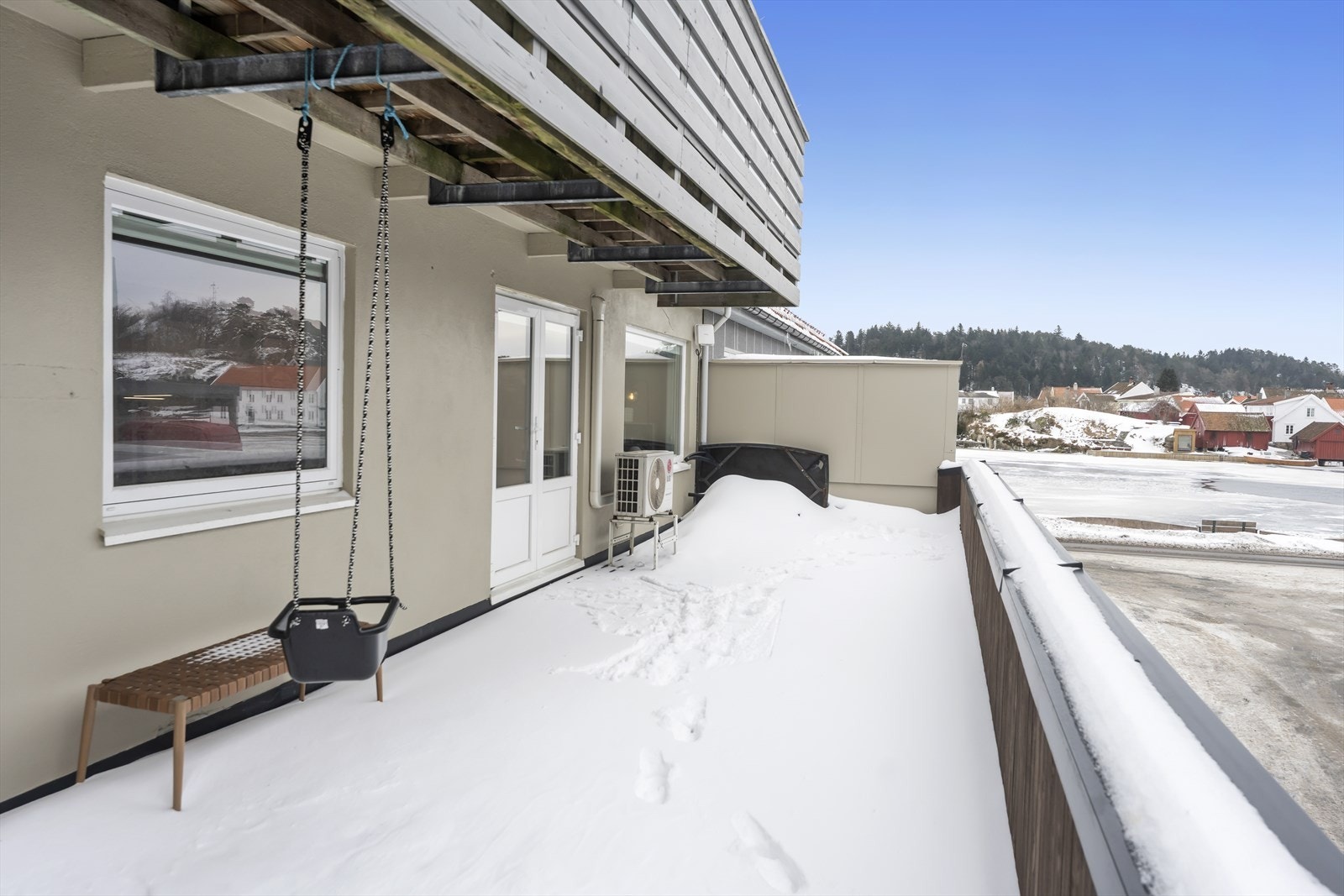 Fra stuen er det direkte adkomst til større terrasse Galleribilde