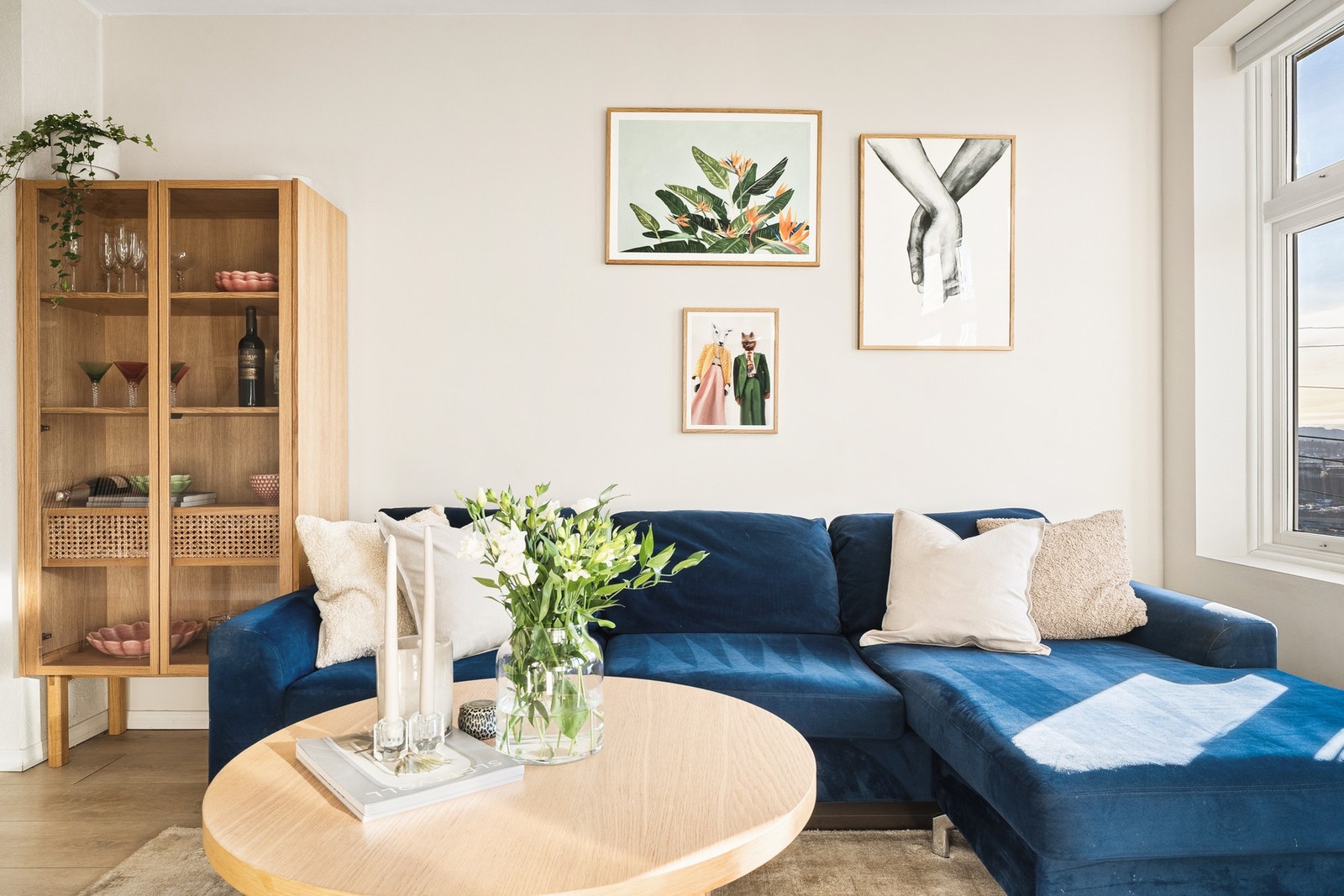 Stuen måler 17.6 kvm, har 1-stavs laminat på gulv og har rom til sofa, sofabord og mediemøblement. Galleribilde