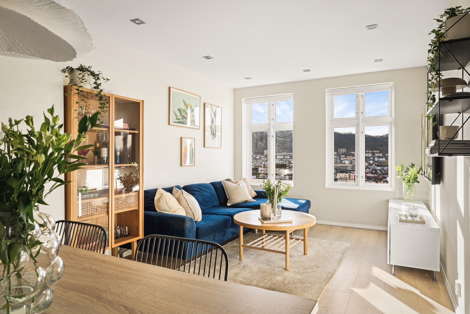 Stuen ble malt i 2025. Rommets nøytrale farger gjør det enkelt å møblere etter eget ønske. Galleribilde