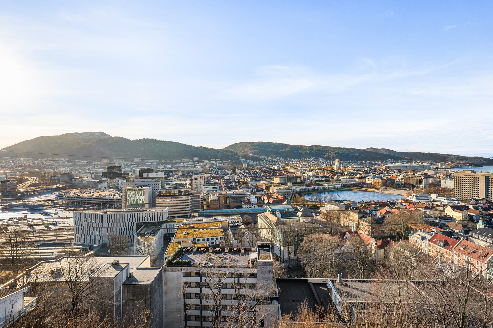 Fra stuen og uteområdet har du en fantastisk utsikt over Bergen sentrum. Galleribilde