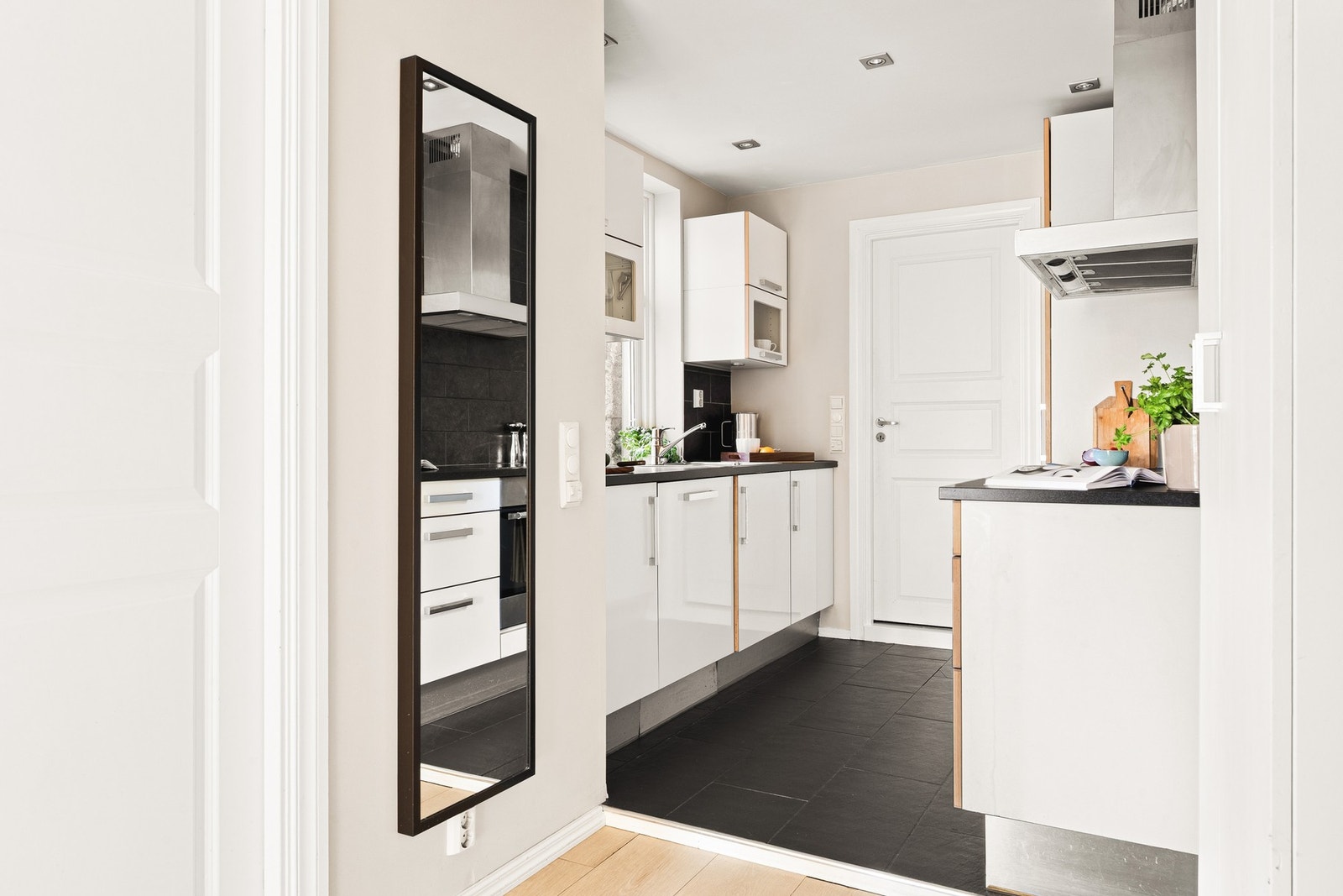 Kjøkkenet på 5,2 kvm har godt med skap- og benkeplass. Galleribilde