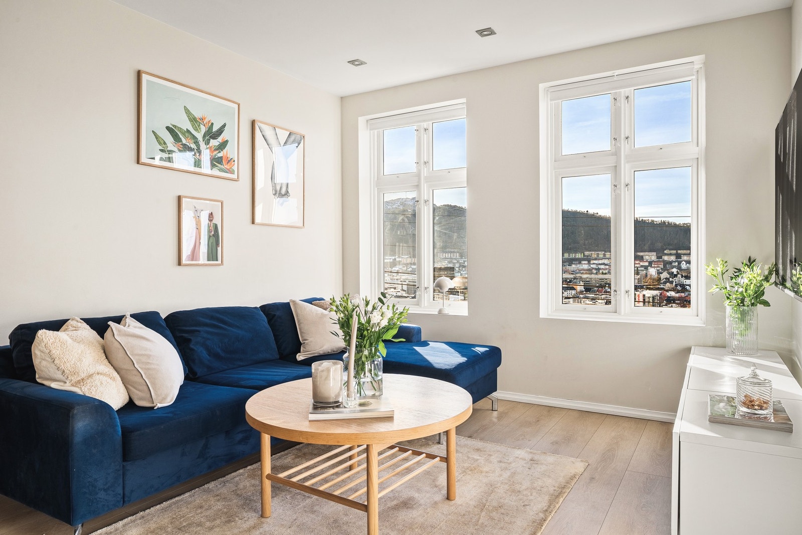 Legg merke til de store vindusflatene som slipper inn rikelig med naturlig lys, samt en nydelig utsikt. Galleribilde