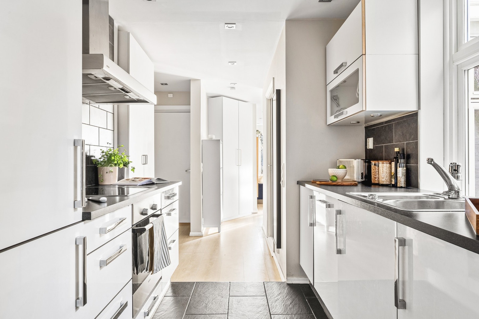 Kjøkkenet har flislagt gulv, slette fronter og laminat benkeplate. Galleribilde