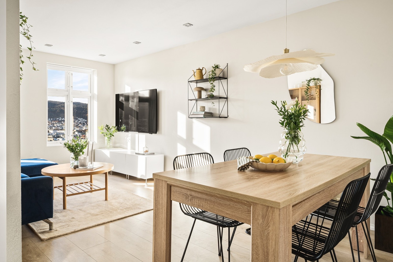 Fra entréen ledes du videre inn til boligens naturlige samlingspunkt. Galleribilde