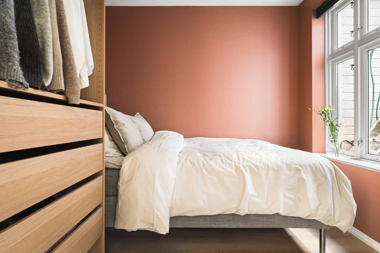 Rommet er malt i en behagelig farge. Her ligger alt tilrette for en god natt søvn. Galleribilde