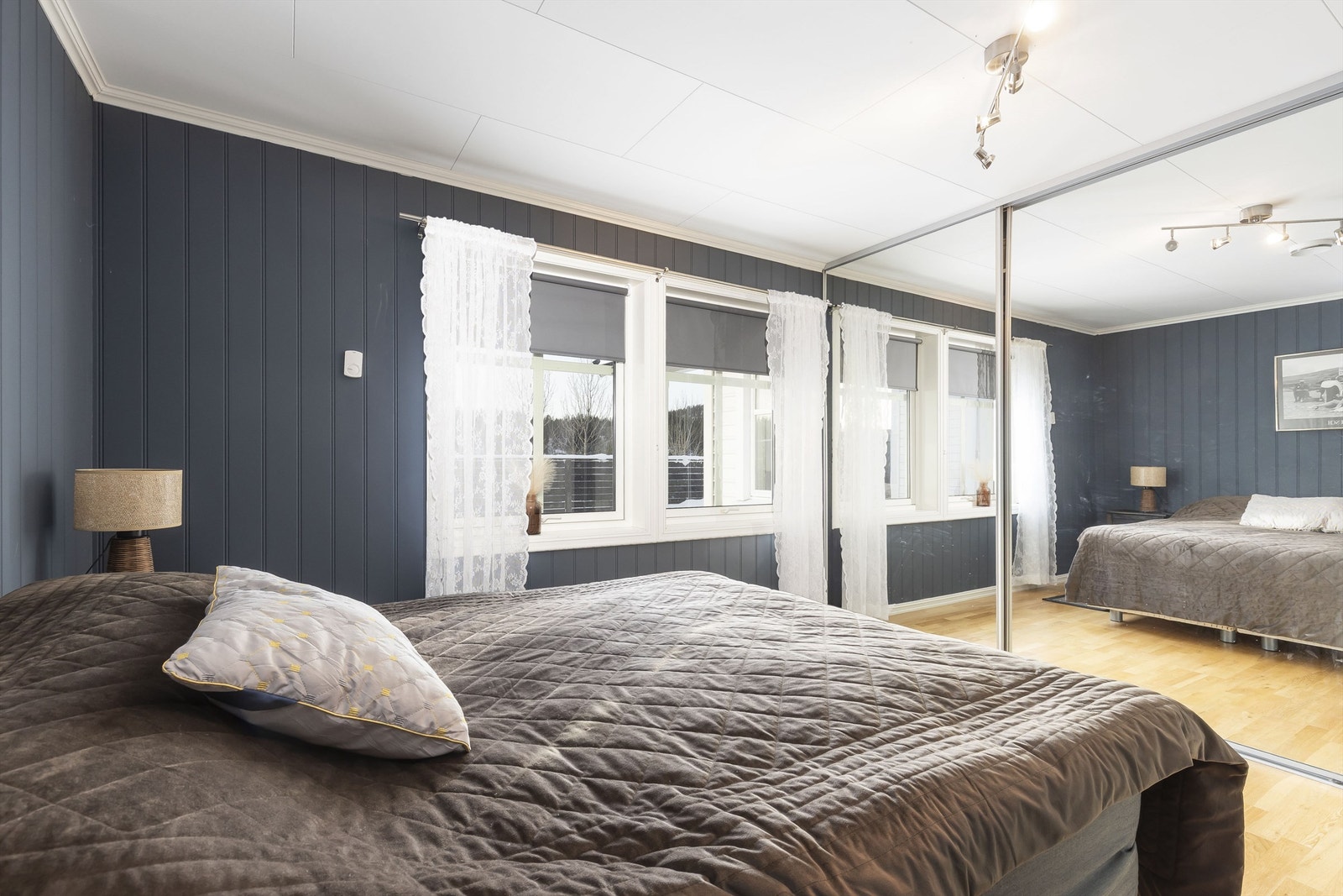 Soverom 1 har stor skyvedørsgarderobe Galleribilde