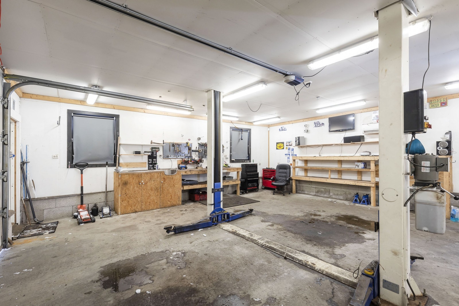 Denne store garasjen er innredet med løftebukk, bod og kontor Galleribilde