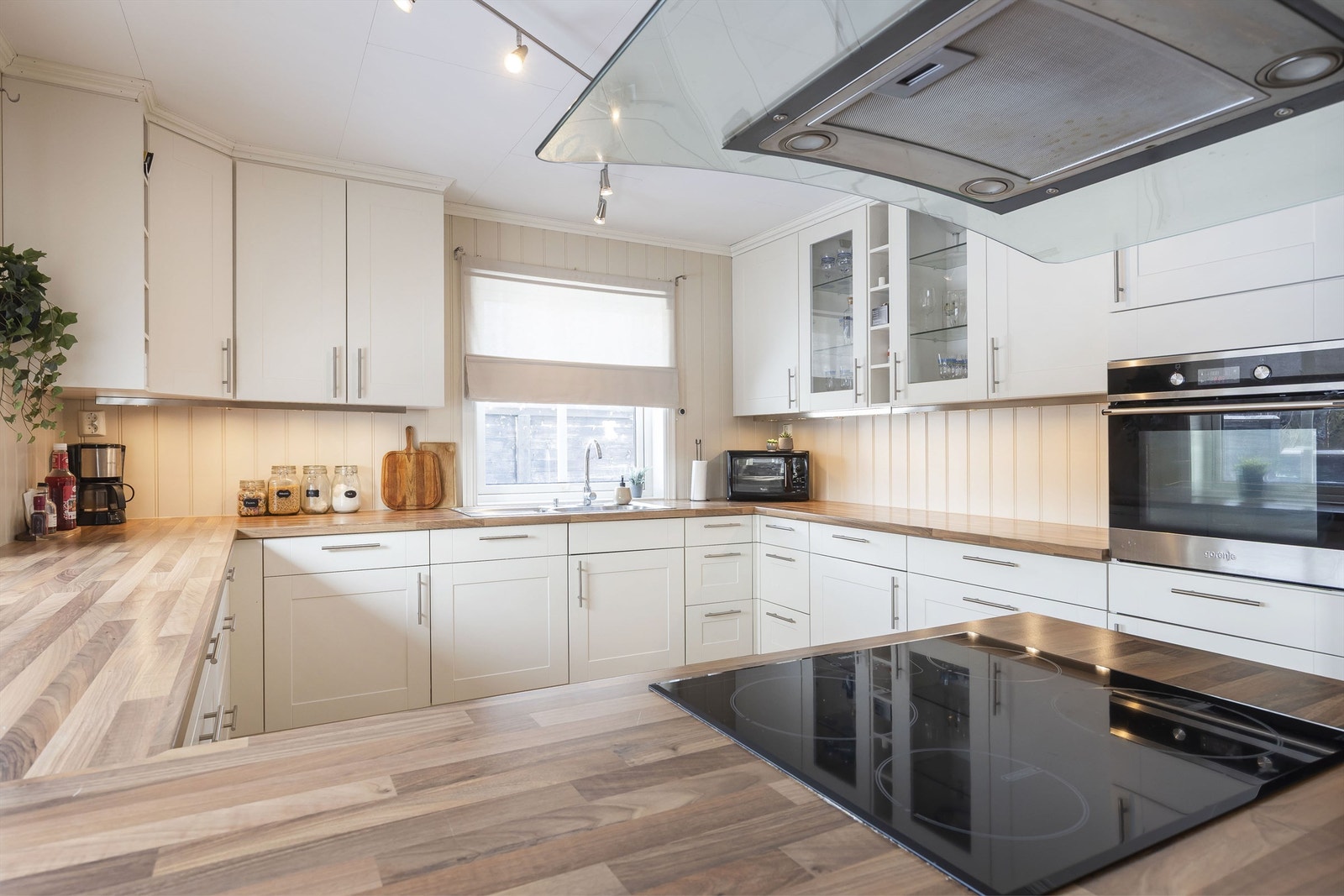 Godt med lagringsplass og arbeidsflater på kjøkkenet Galleribilde