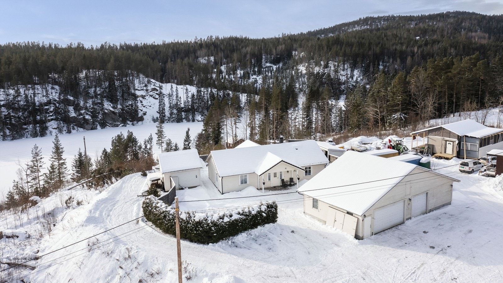 Det er fin utsikt ned til Gislesjø fra eiendommen Galleribilde