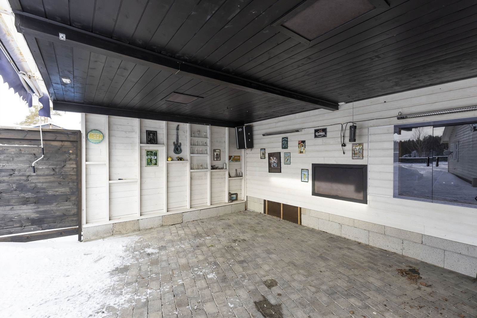 Praktisk overbygget loungeområde med integrert musikkanlegg som medfølger. Galleribilde