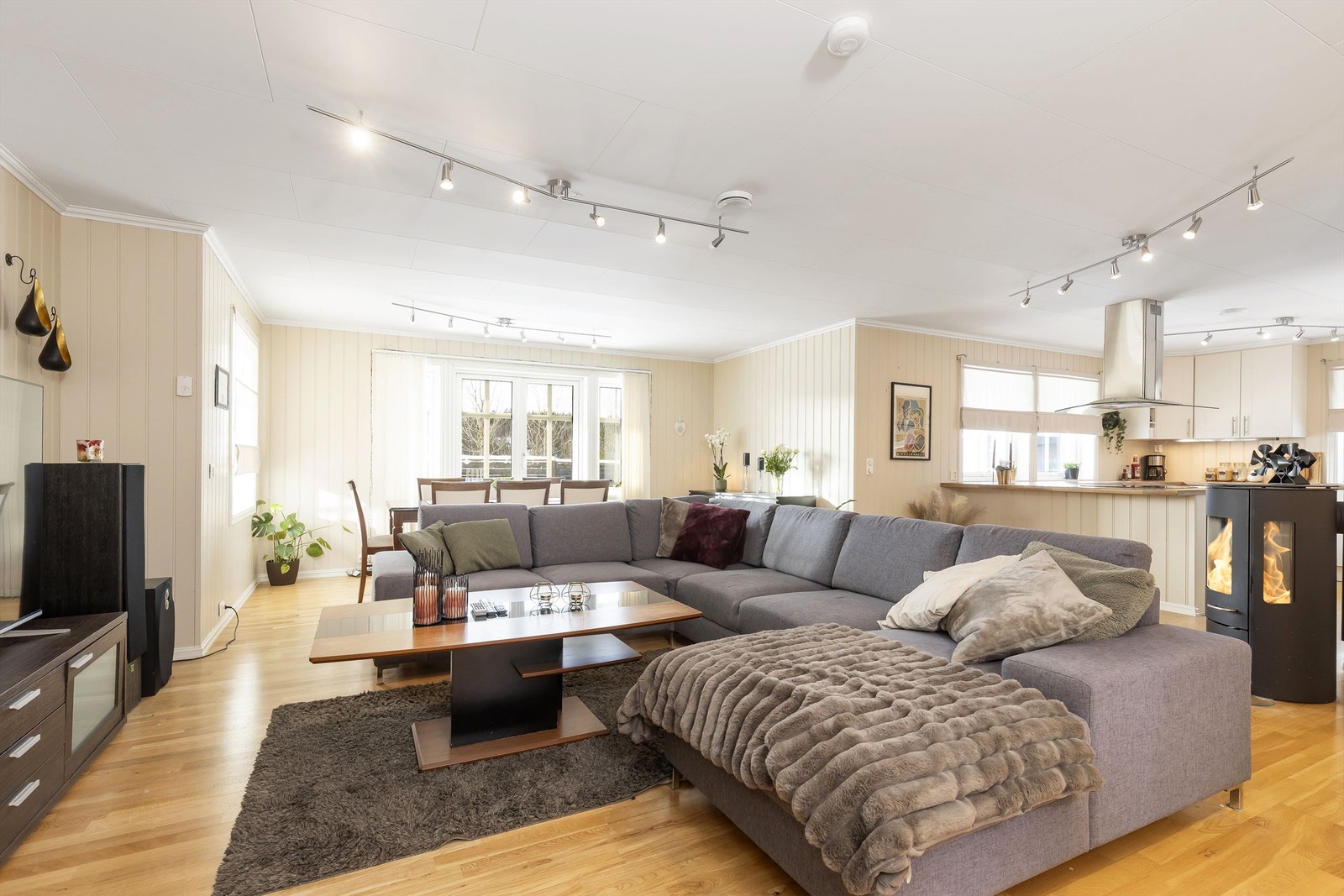 Stue og kjøkken i en praktisk åpen løsning Galleribilde