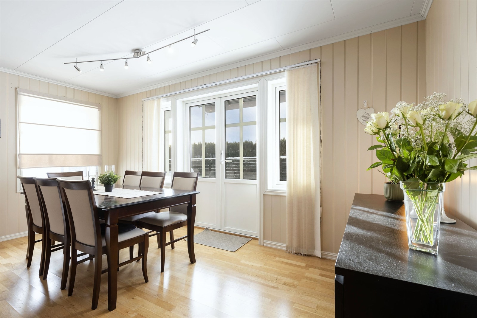 God plass til spisestue Galleribilde