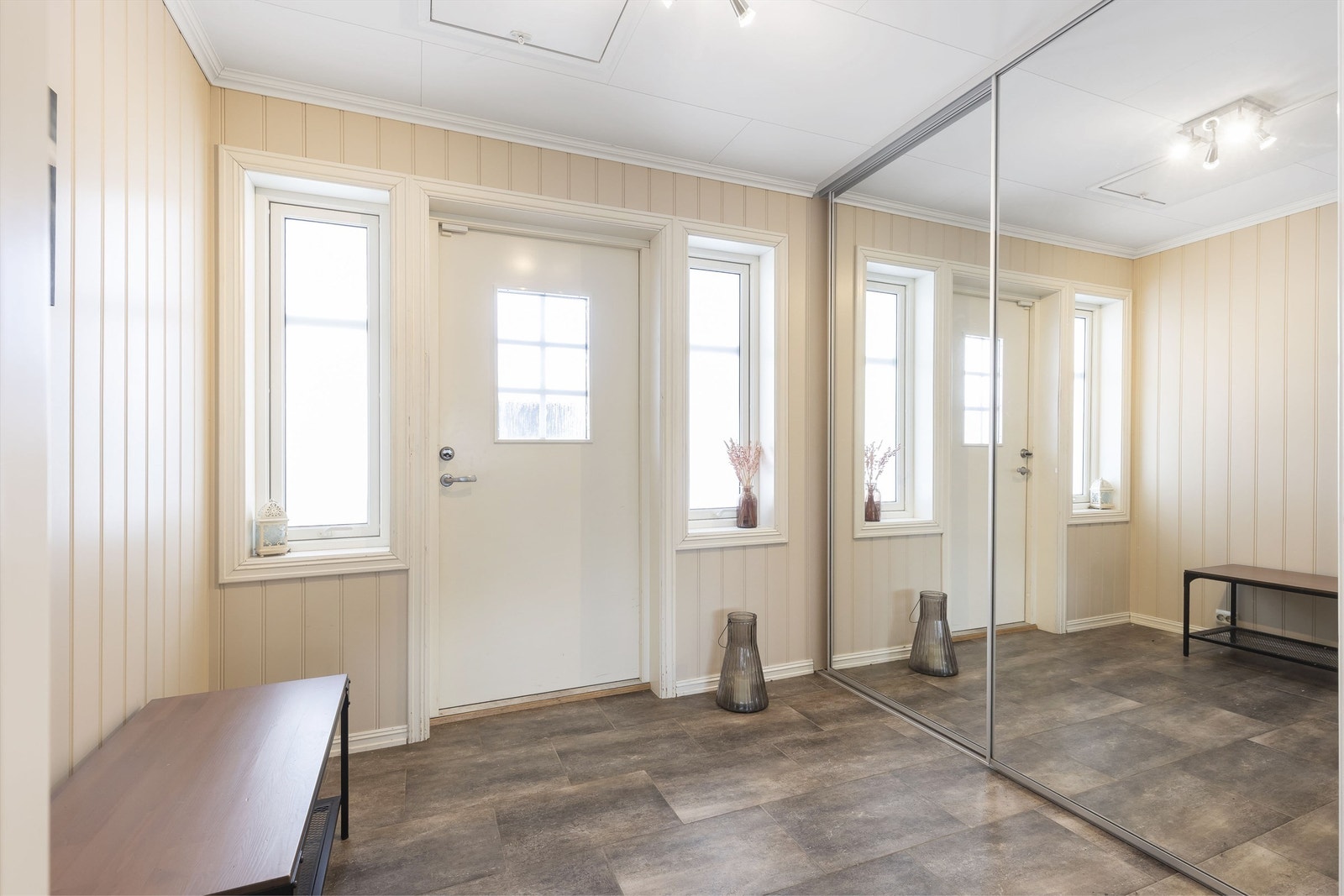 Velkommen inn! Entré med skyvedørsgarderobe Galleribilde