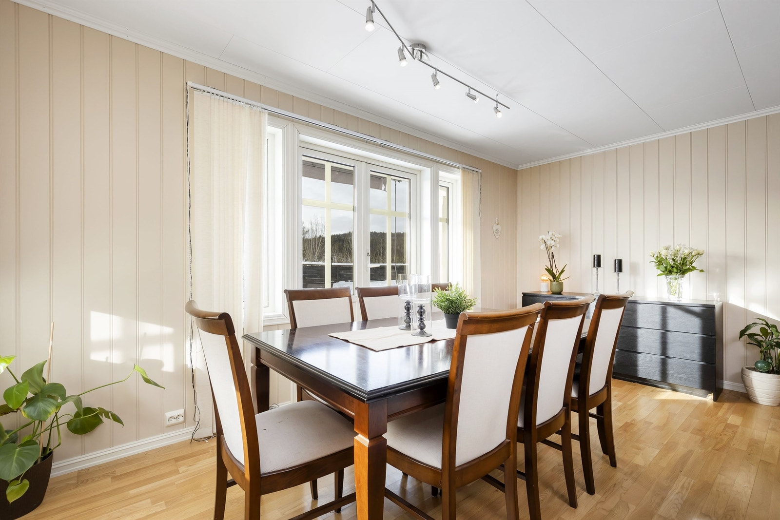 God plass til spisestue Galleribilde