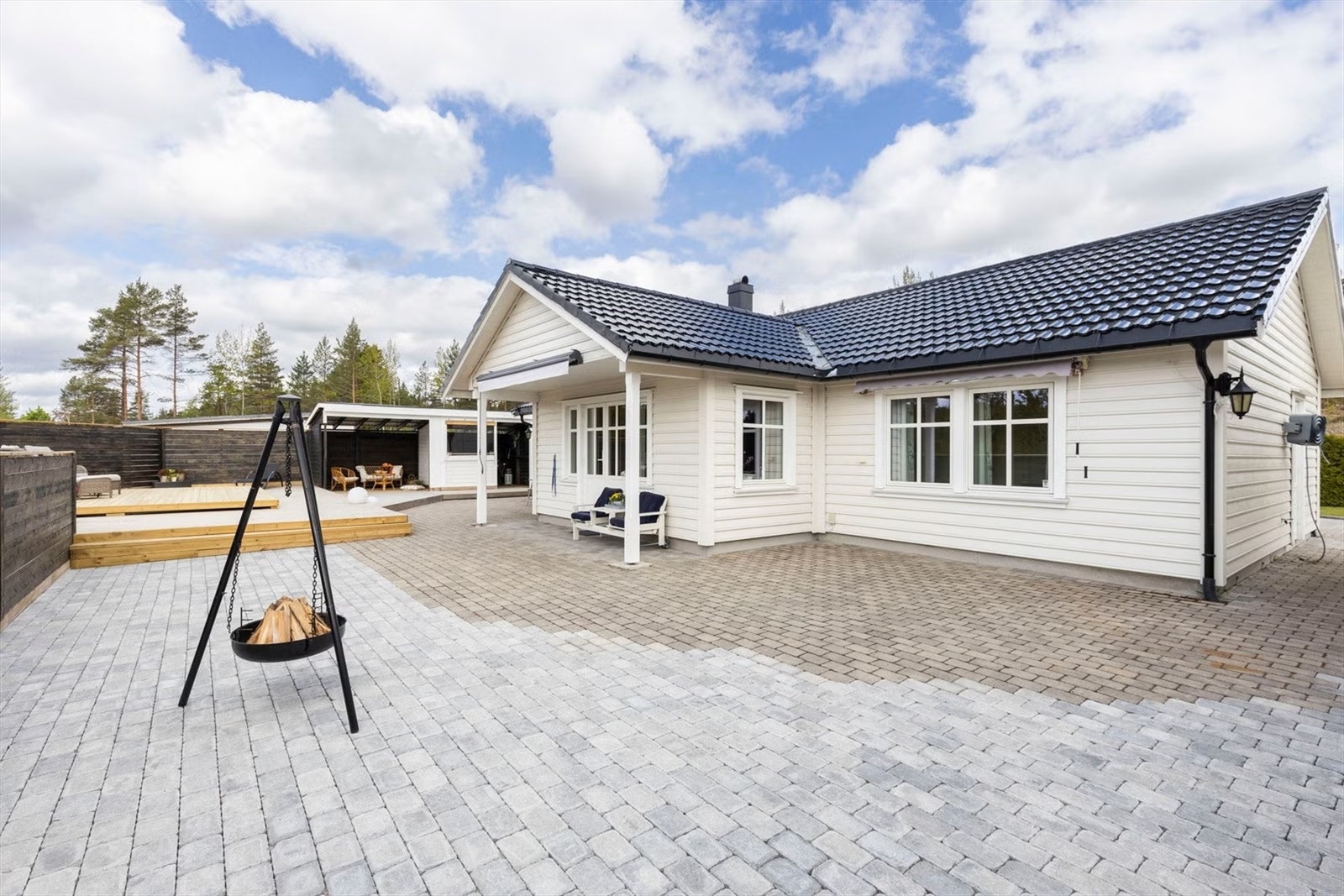 Det er belegningsstein og plattinger rundt hele boligen Galleribilde