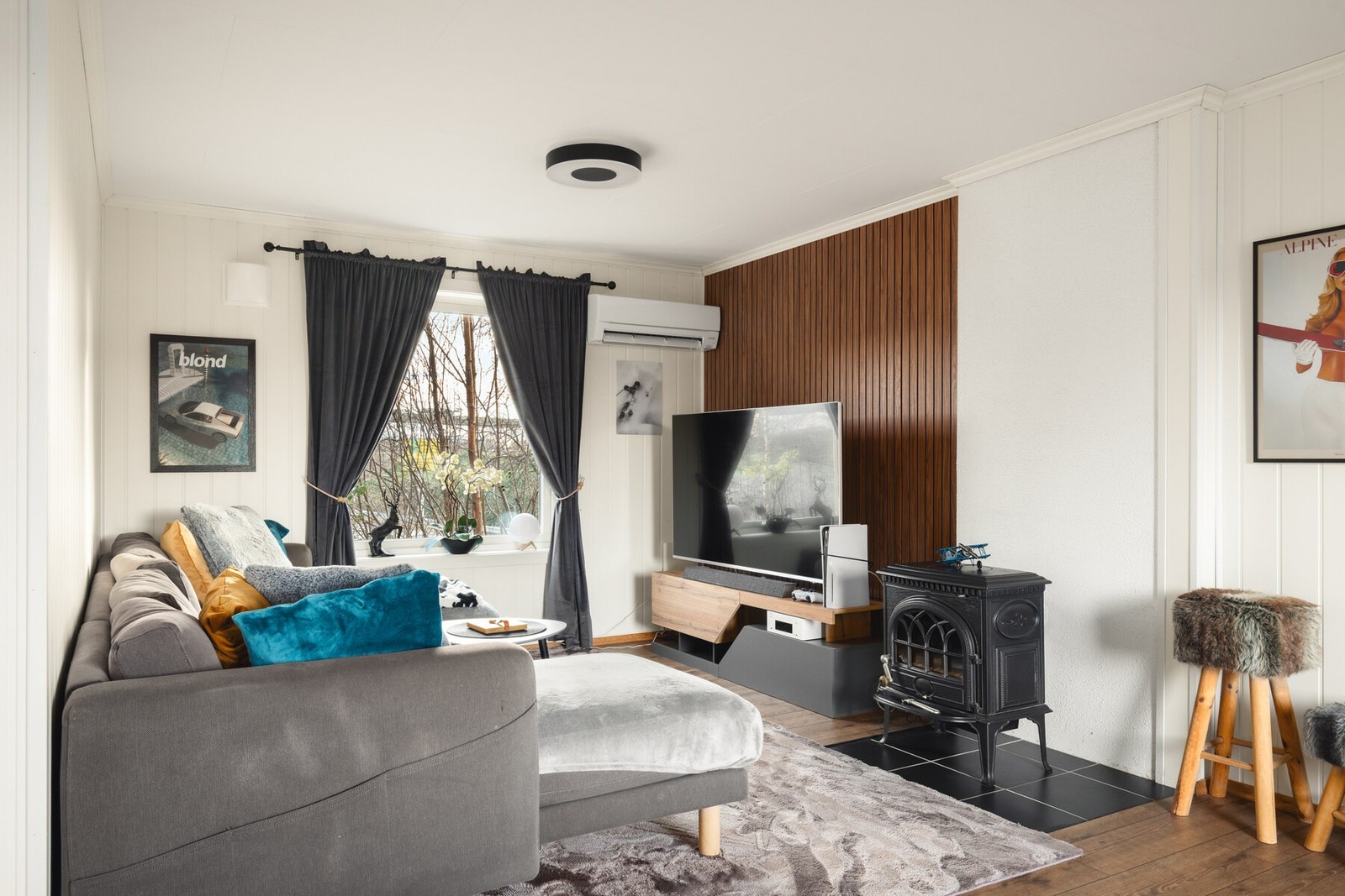 Stuen varmes opp av en nyere varmepumpe og peis Galleribilde