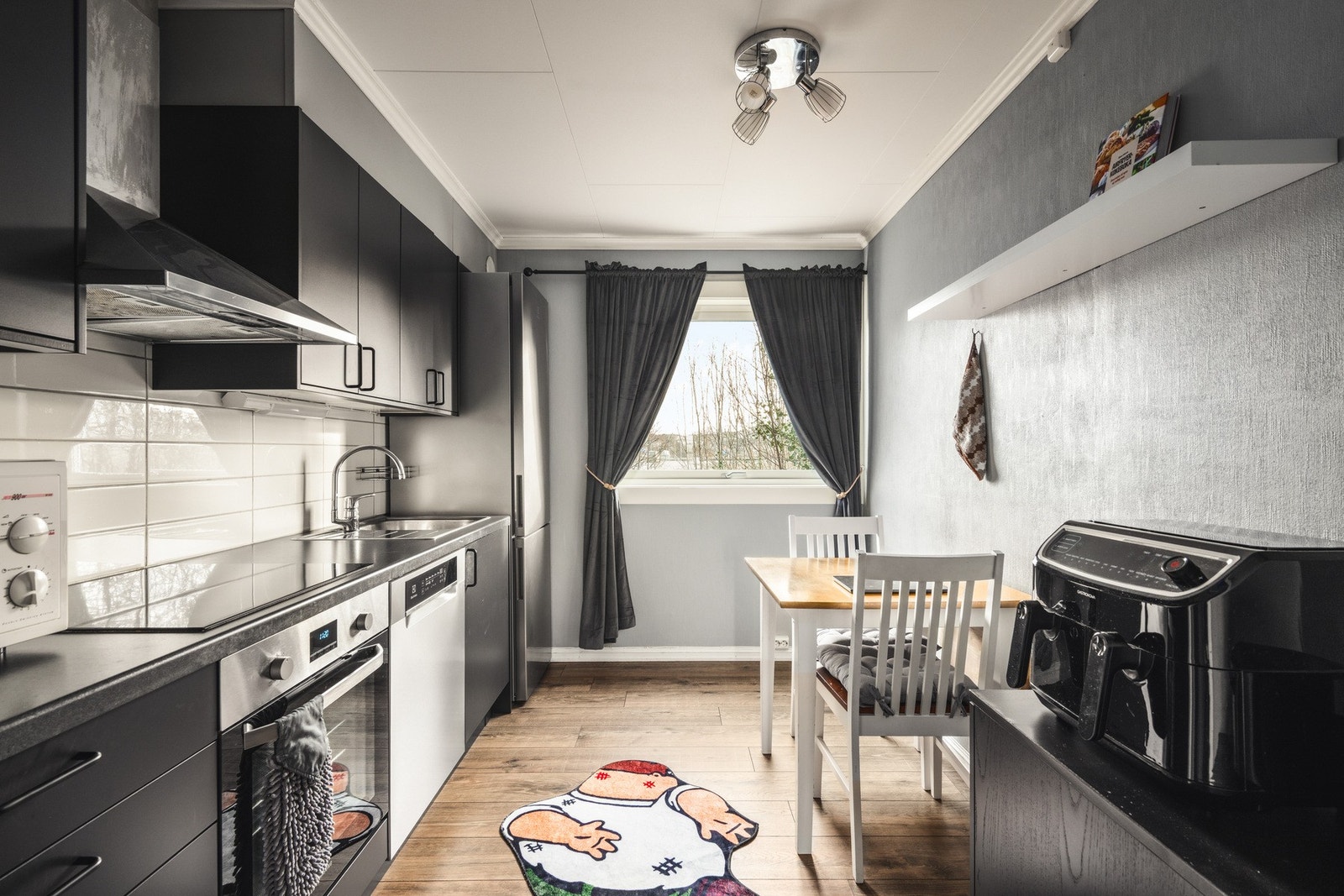 Kjøkken i hovedetasjen. Nye fronter i 2025 Galleribilde