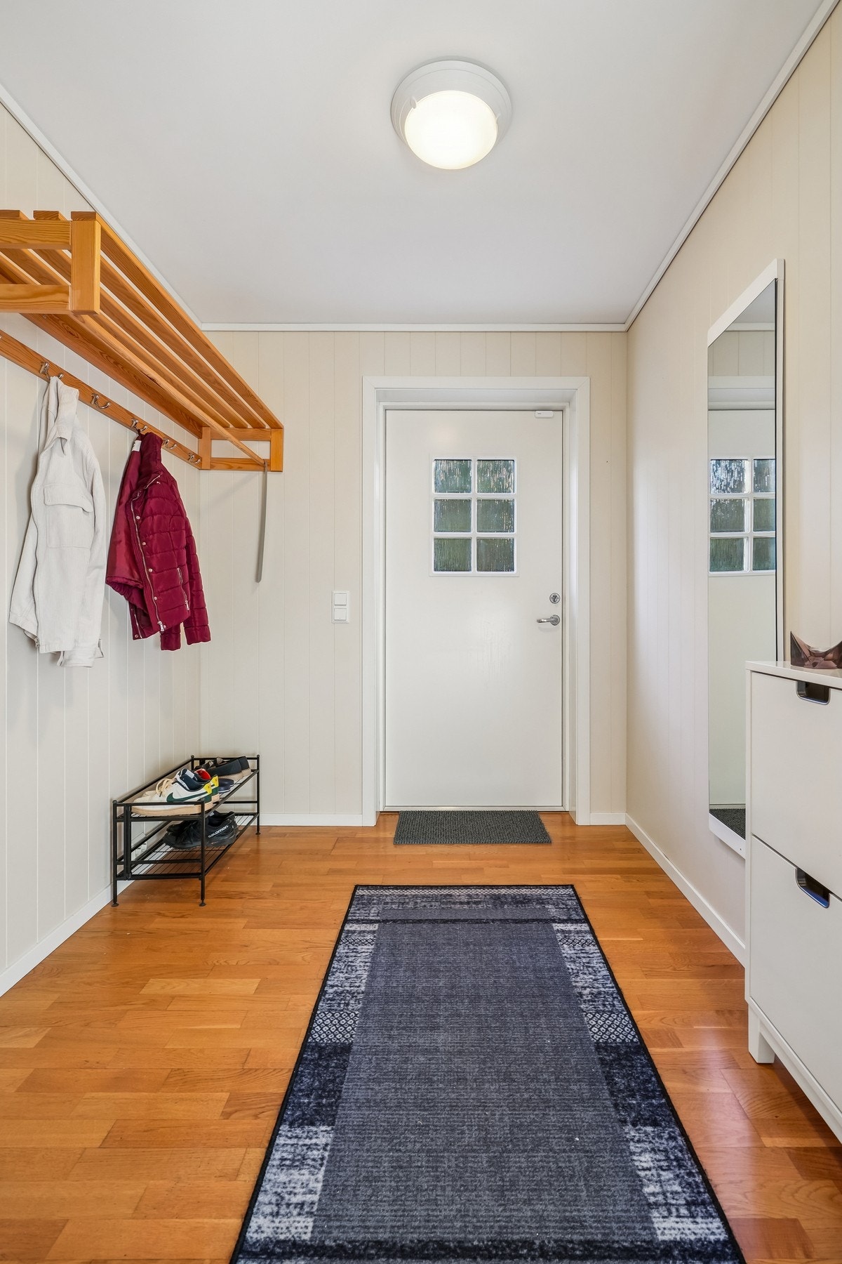 Entré med god plass til garderobeløsninger Galleribilde