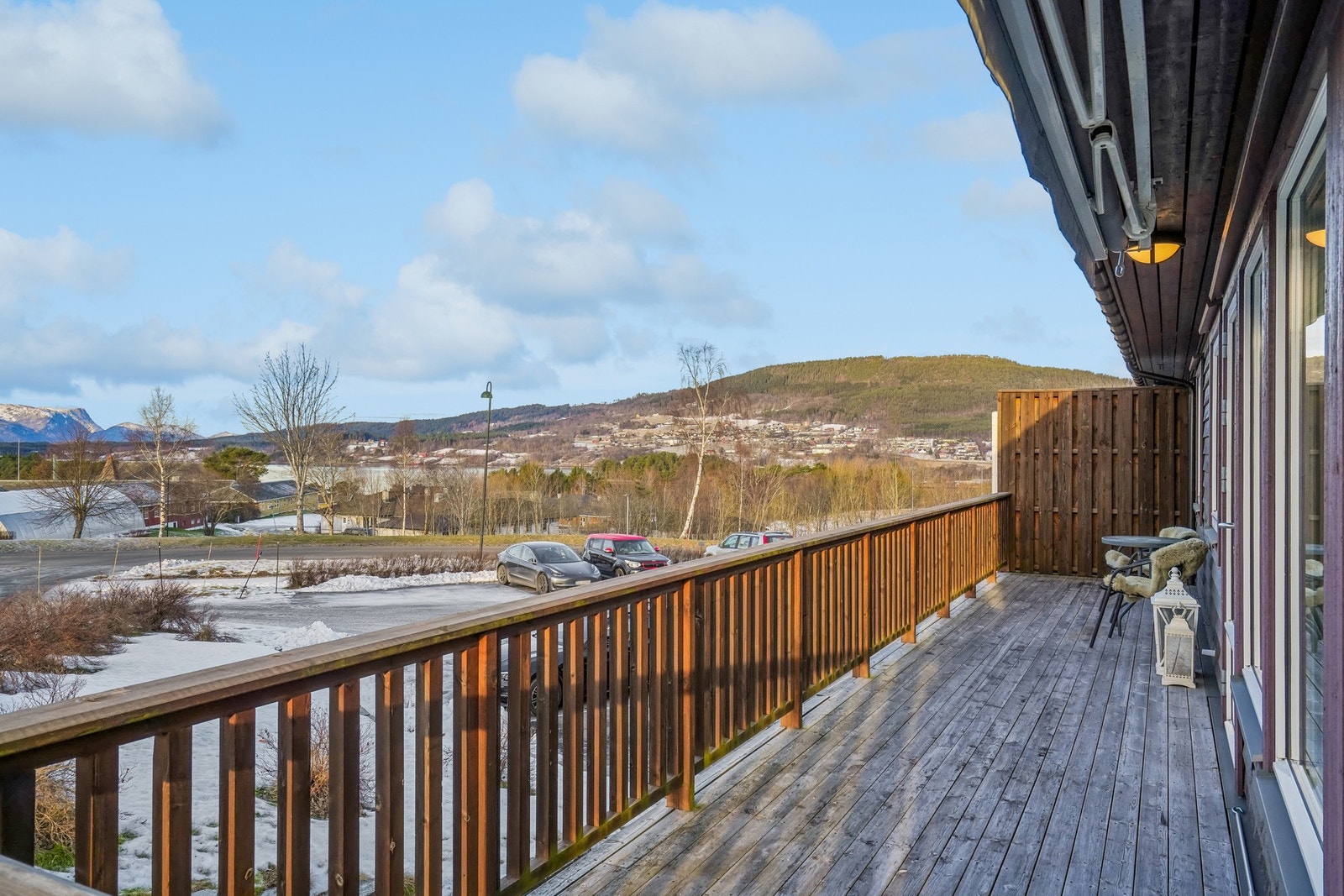 Balkongen er vendt mot vest og har gode solforhold på ettermiddag og kveld Galleribilde