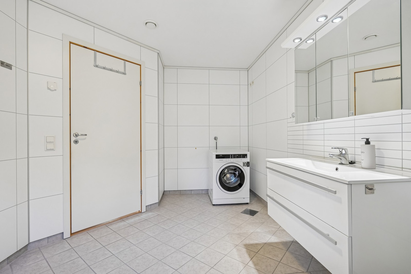 Egen huk med opplegg til vaskemaskin og tørketrommel Galleribilde