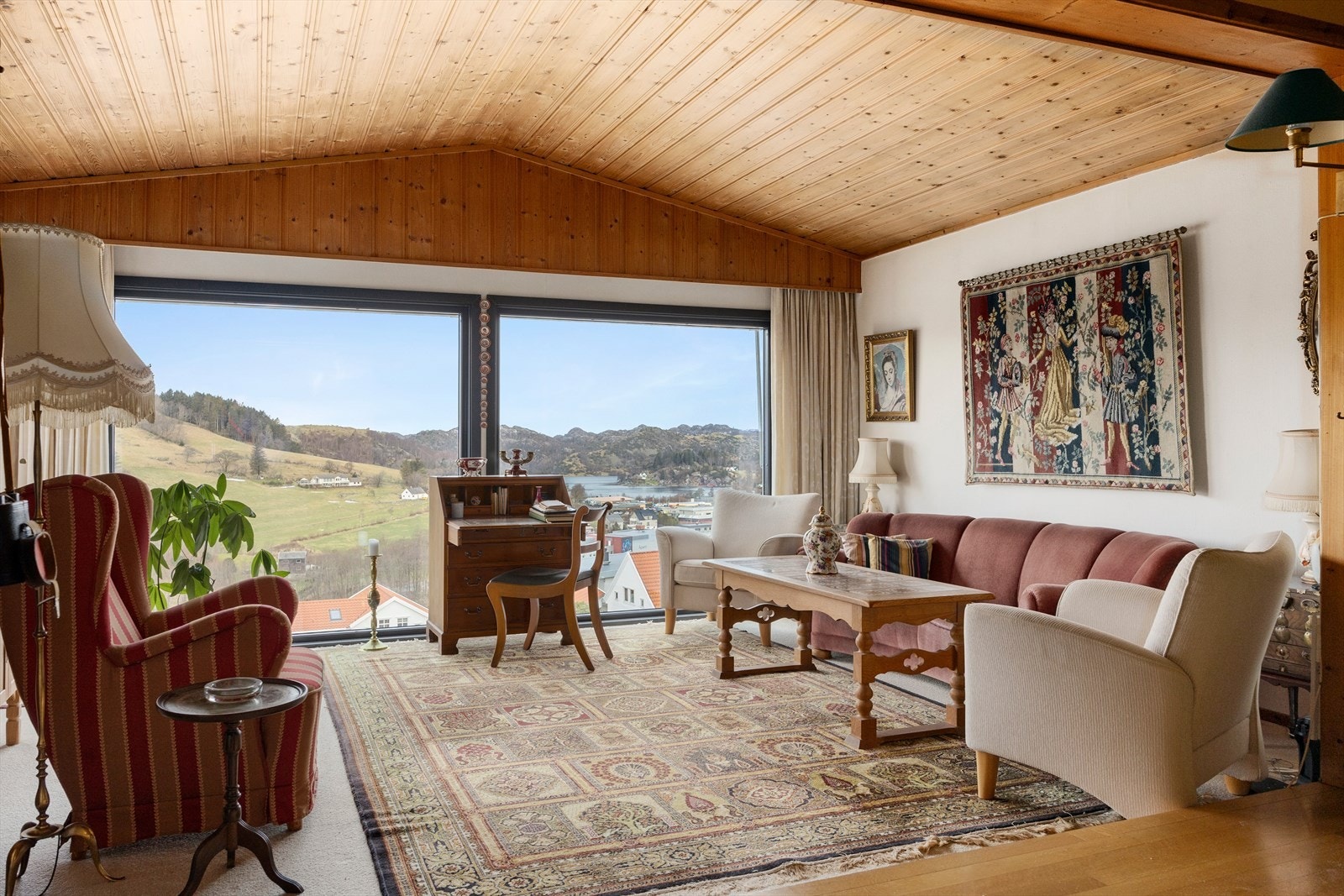 Store vindusflater i front der utsikten virkelig kan nytes Galleribilde