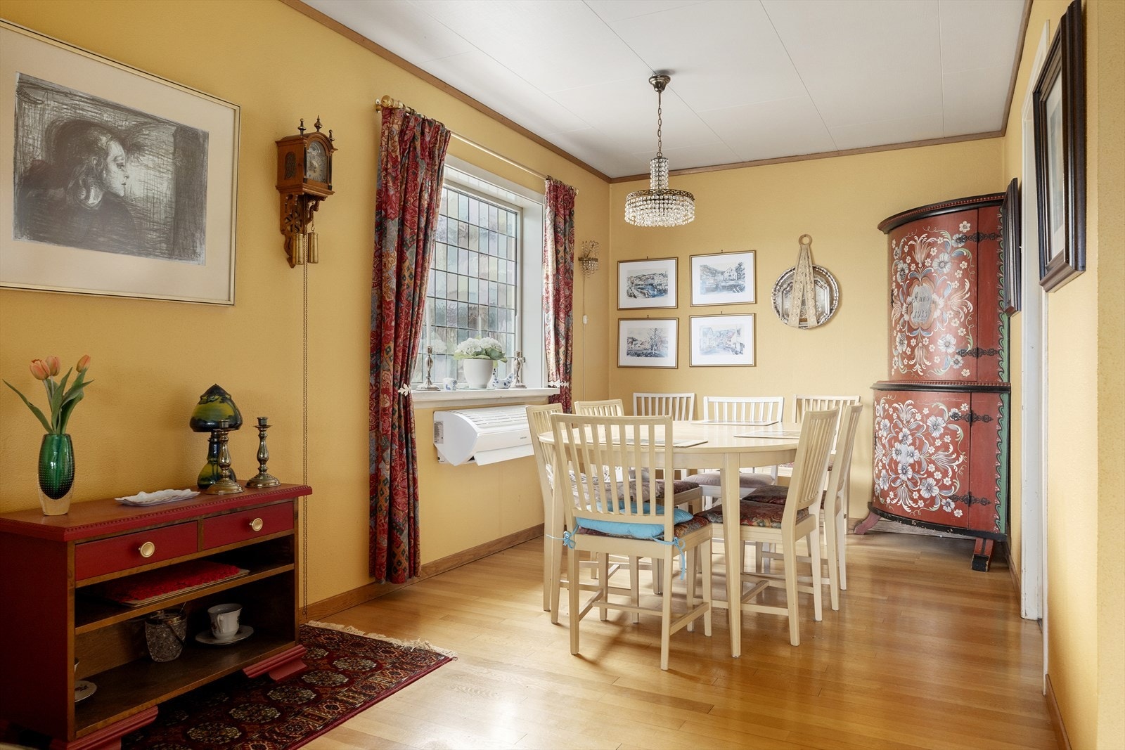 Fin spiseplass ved kjøkkenet. Galleribilde