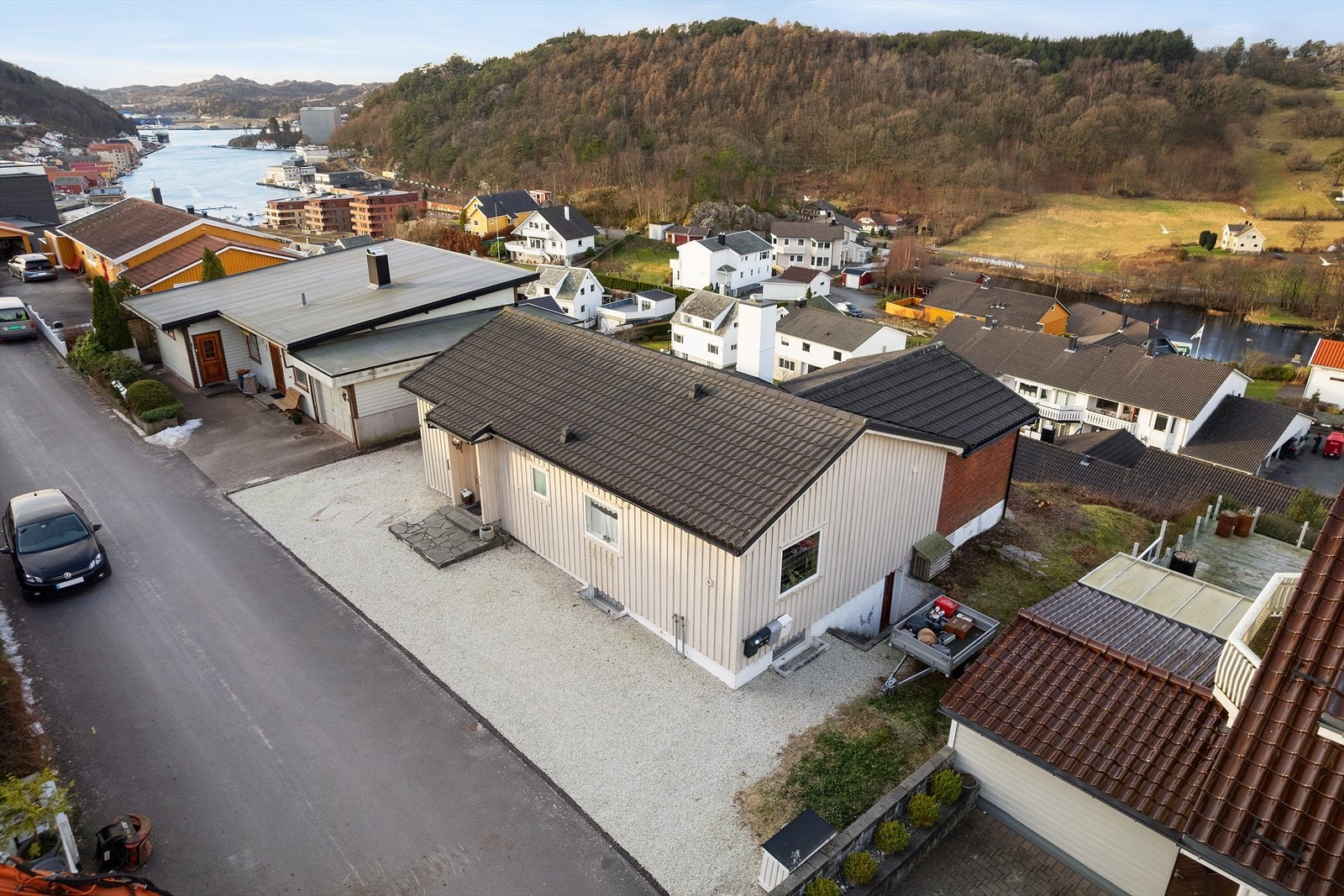 Parkering i carport og på egen tomt. Galleribilde