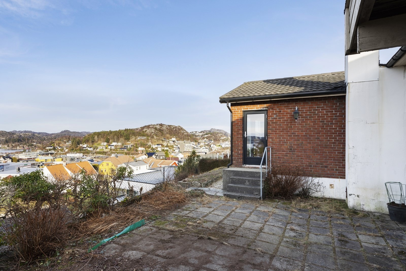 Utgang til uteområde og hage fra stue. Galleribilde