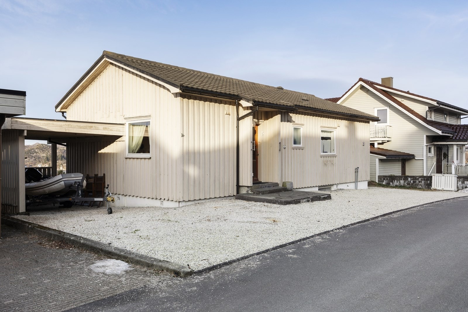 Carport og inngangsparti. Galleribilde