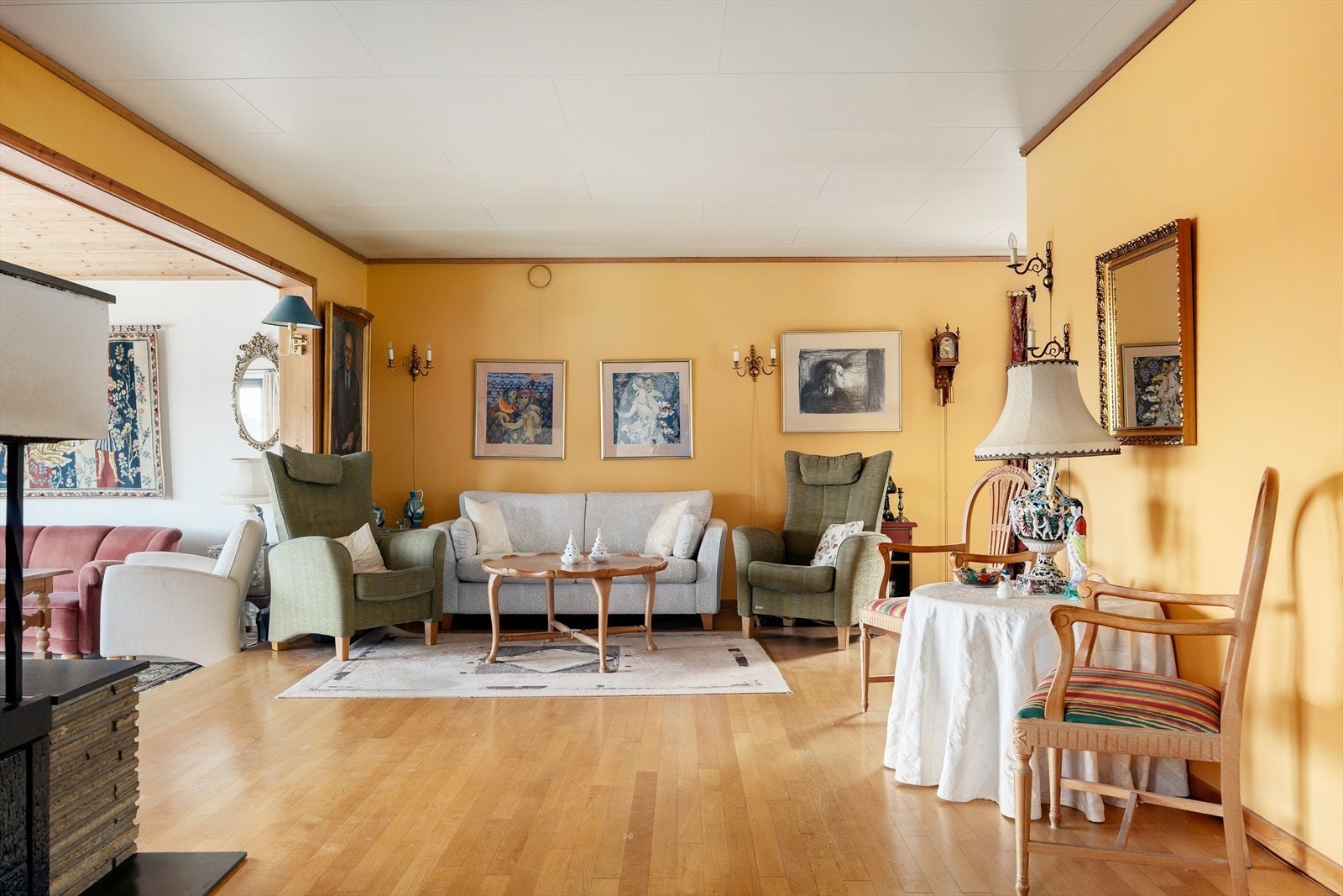 Stue med plass til flere sittegrupper og spisebord. Galleribilde