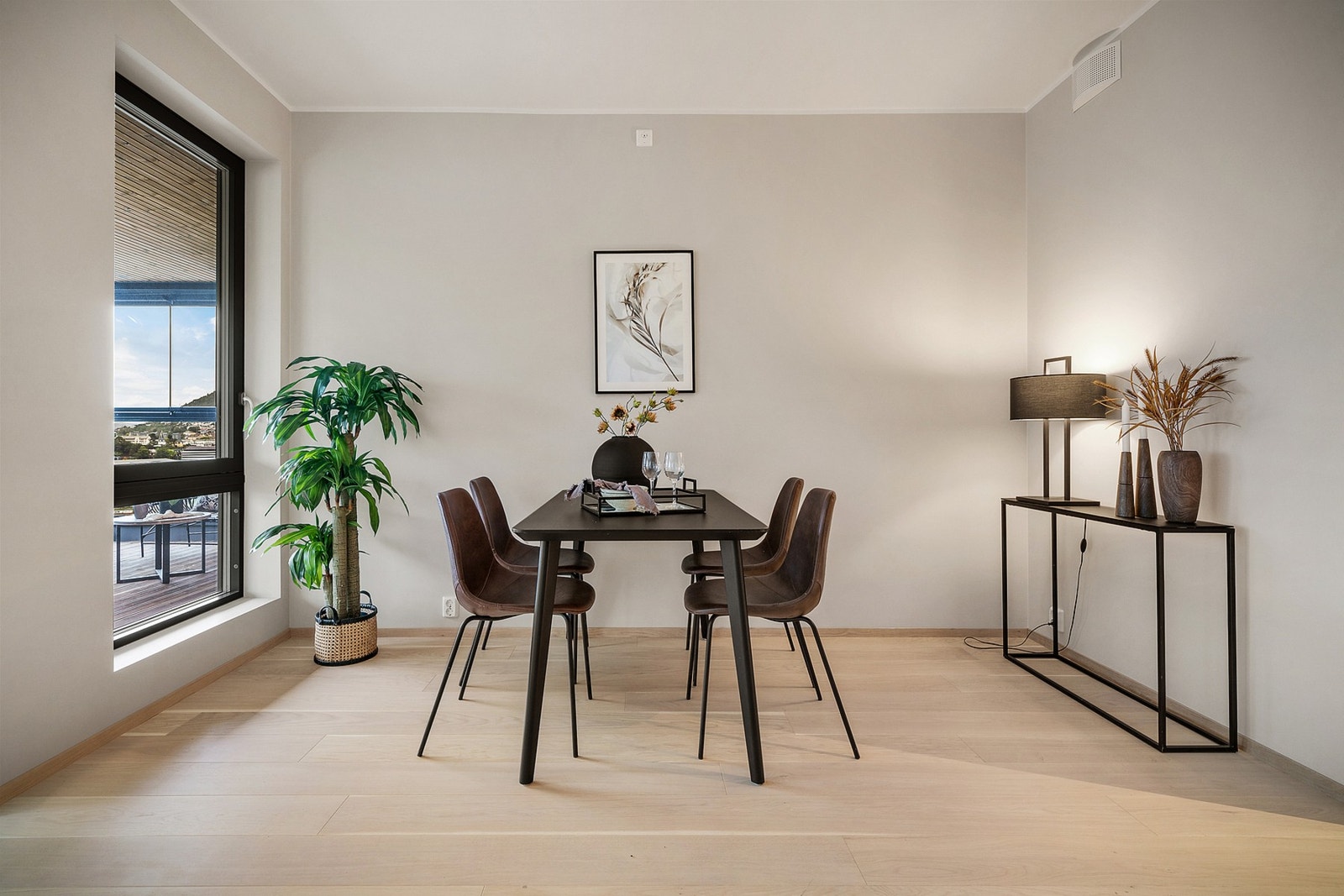 - Allrommet har god takhøyde på ca. 2,67 cm som gir en god romfølelse - (Merk at bildene er fra en tilsvarende bolig, fargevalg og standard kan dermed avvike) Galleribilde