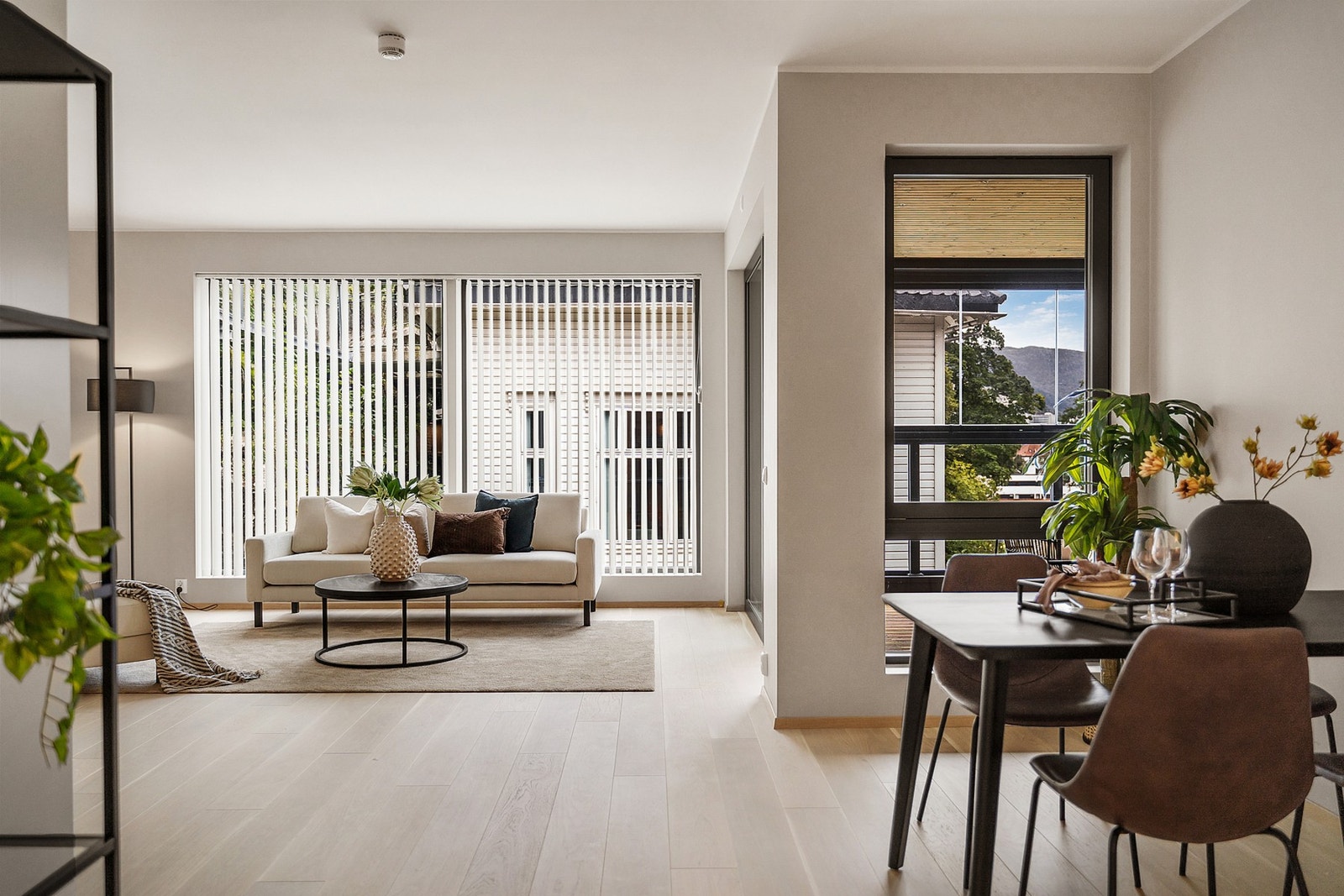 - Her er det god plass til både spise- og sofagruppe i de ulike brukssonene - (Merk at bildene er fra en tilsvarende bolig, fargevalg og standard kan dermed avvike) Galleribilde