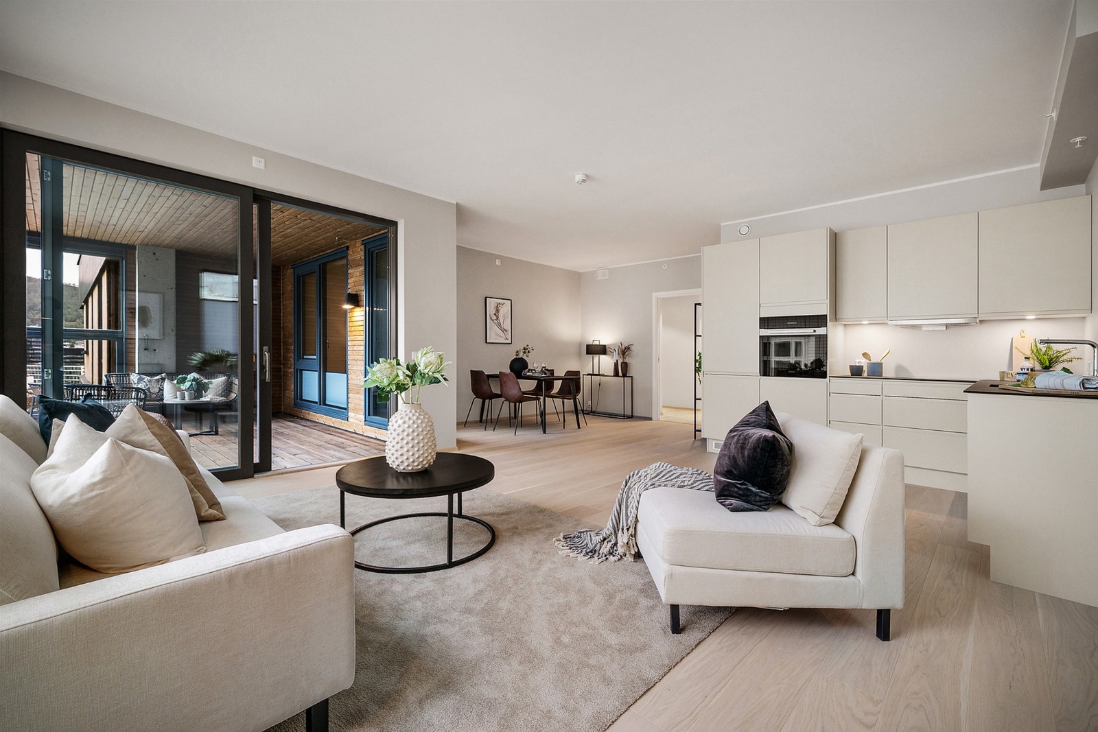 - Stuen er i åpen løsning med kjøkkenet og har et gulvareal på 36 kvm - (Merk at bildene er fra en tilsvarende bolig, fargevalg og standard kan dermed avvike) Galleribilde