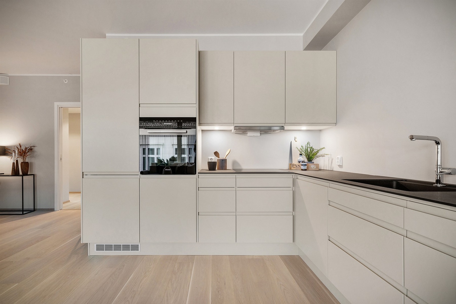 - Her er det rikelig med både oppbevaringsmuligheter samt gode arbeidsflater for matlaging - (Merk at bildene er fra en tilsvarende bolig, fargevalg og standard kan dermed avvike) Galleribilde