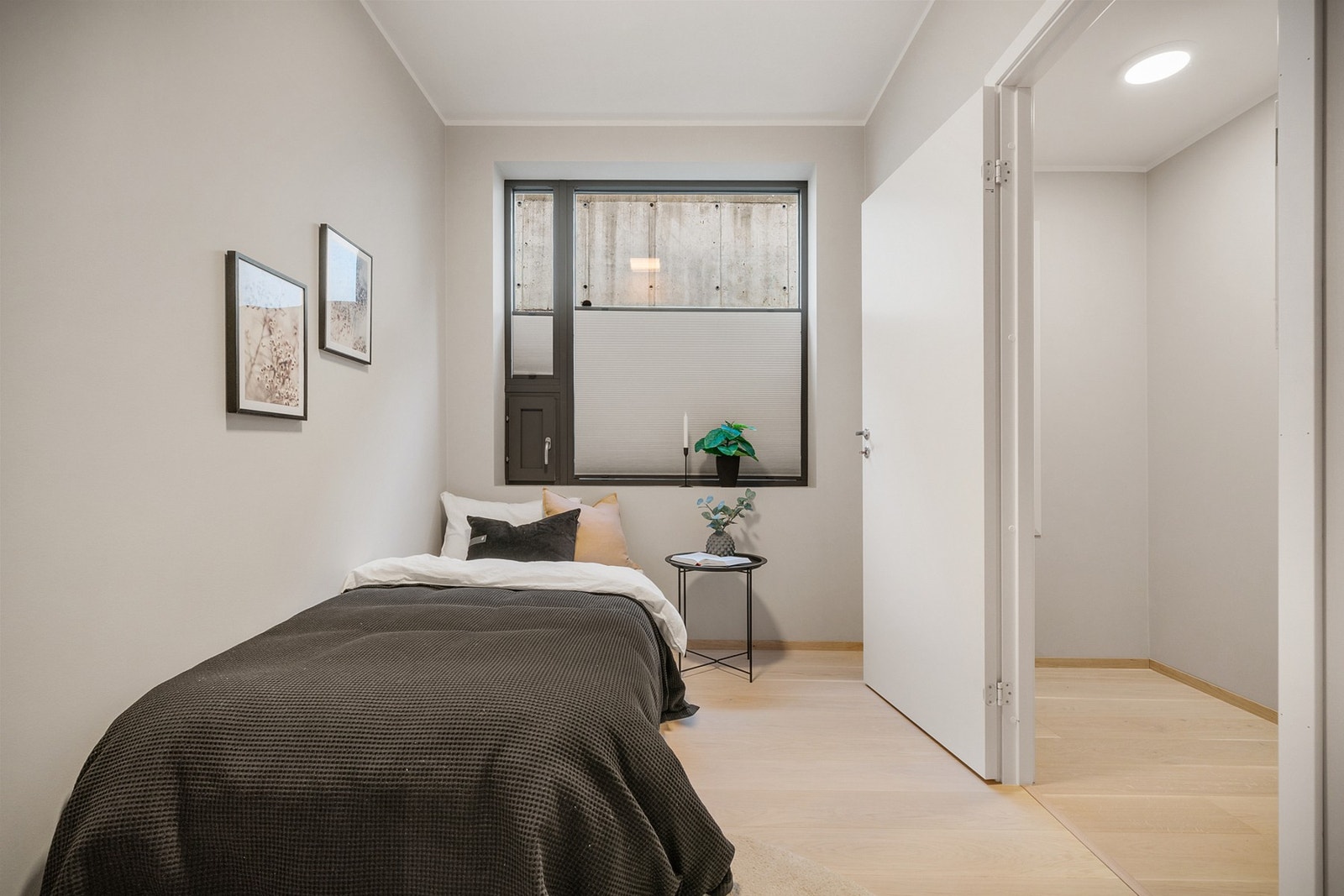 - Et av soverommene har tilkomst til en romslig bod. Kan brukes for oppbevaring eller innredes som garderoberom - (Merk at bildene er fra en tilsvarende bolig, fargevalg og standard kan dermed avvike) Galleribilde