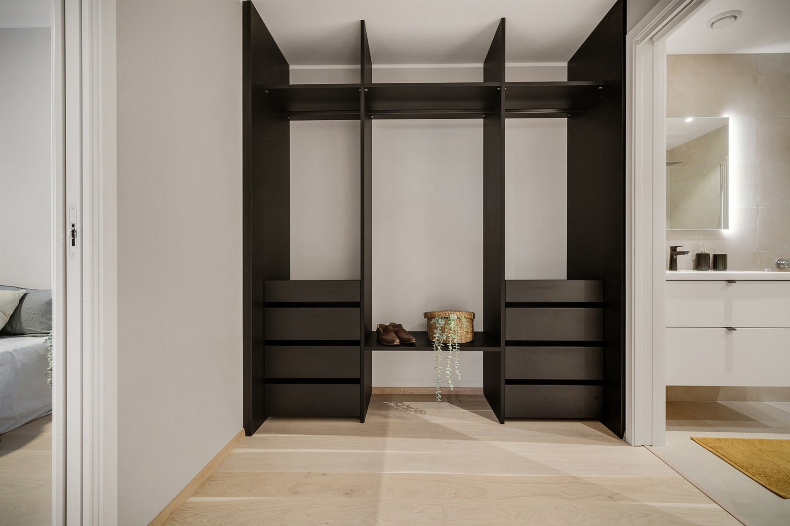 - Boligen har en praktisk "En suite" løsning med privat bad og walk in garderobe for komfort og bekvemmelighet - (Merk at bildene er fra en tilsvarende bolig, fargevalg og standard kan dermed avvike) Galleribilde