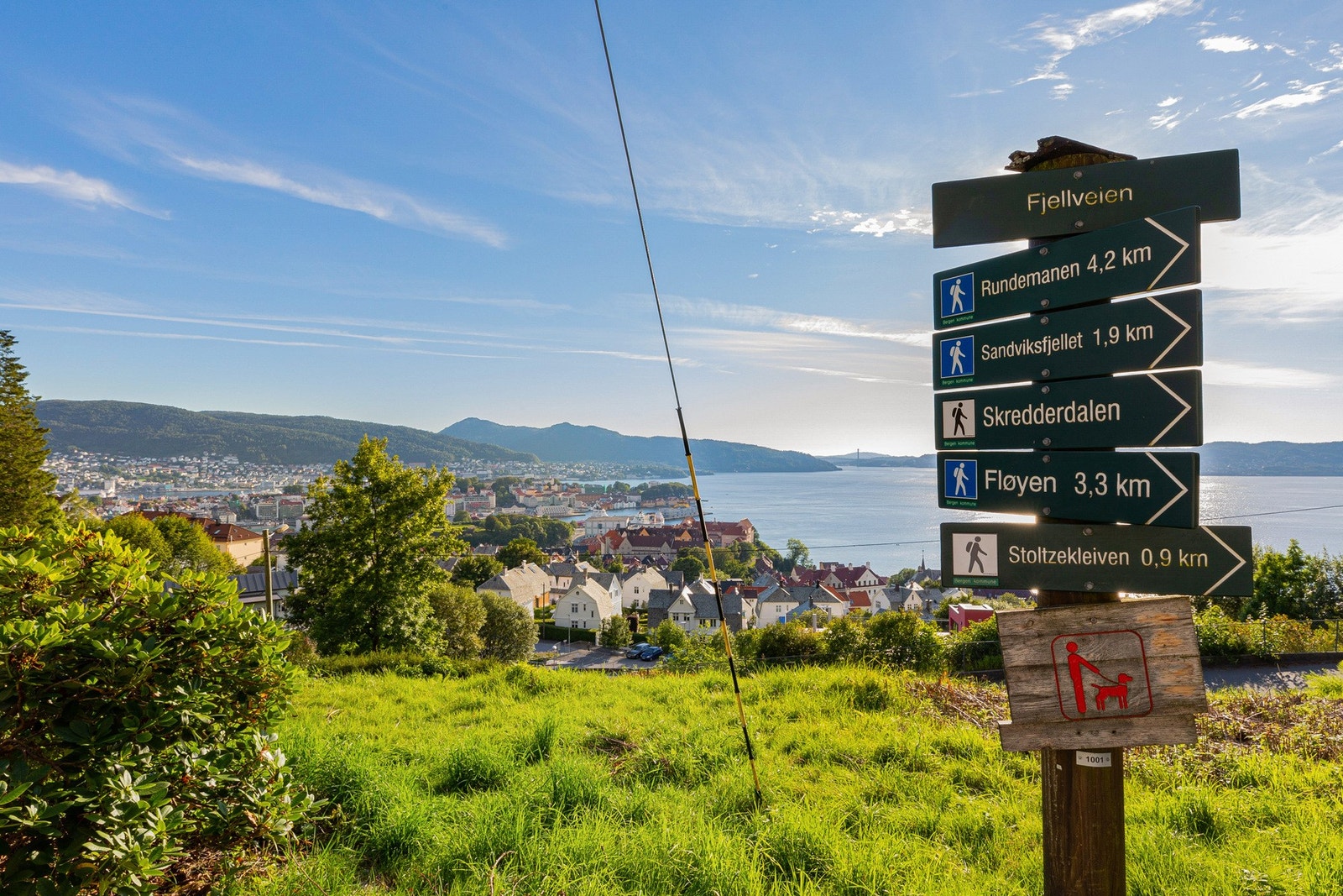 - Området har tilgang til byens beste turterreng. Utallige turstier tar deg ut i naturen, enten om det er via Fjellveien og Fløyen like bak huset, eller videre oppover Kalfaret mot Svartediket eller Ulriken - Galleribilde