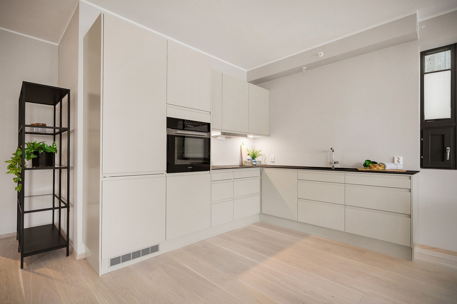 - Kjøkkeninnredningen er levert av kvalitetsleverandøren Sigdal og har slette fronter og laminat benkeplate - (Merk at bildene er fra en tilsvarende bolig, fargevalg og standard kan dermed avvike) Galleribilde