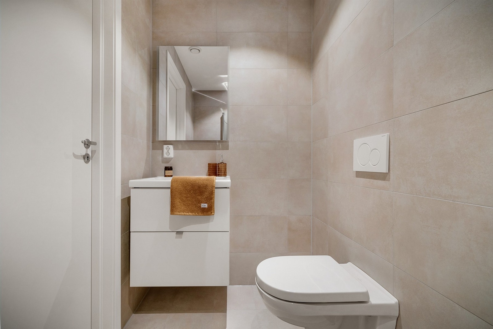 - Gjestebadet ligger i hendig tilknytning til 2 av 3 soverom - (Merk at bildene er fra en tilsvarende bolig, fargevalg og standard kan dermed avvike) Galleribilde