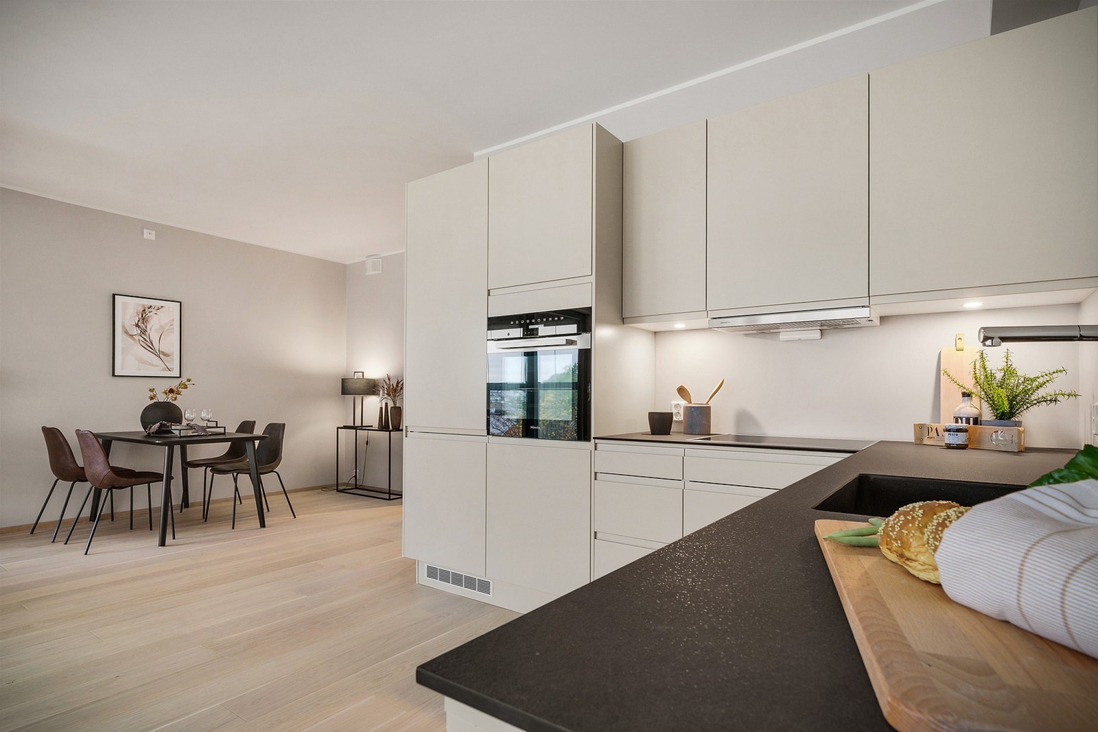 - Kjøkkenet er i en tradisjonell L-form - (Merk at bildene er fra en tilsvarende bolig, fargevalg og standard kan dermed avvike) Galleribilde