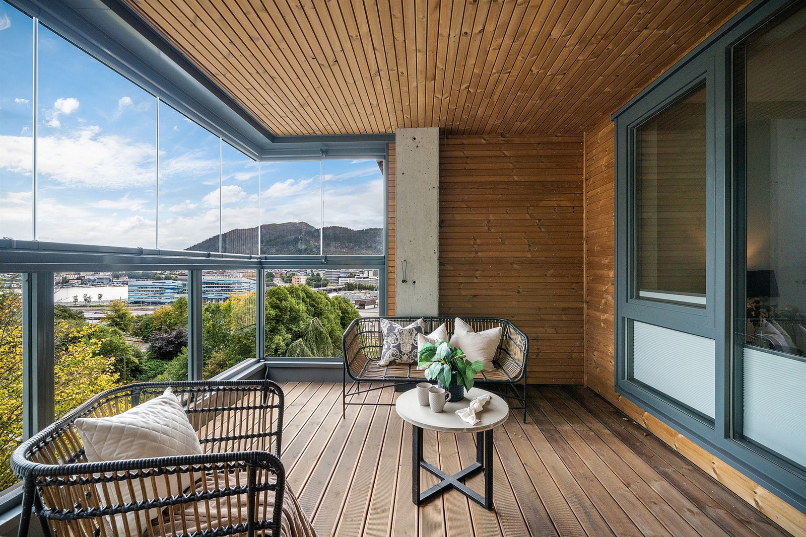 - Boligen har en fin plassering i byggets 9.etasje og ligger vendt sørøst - Galleribilde