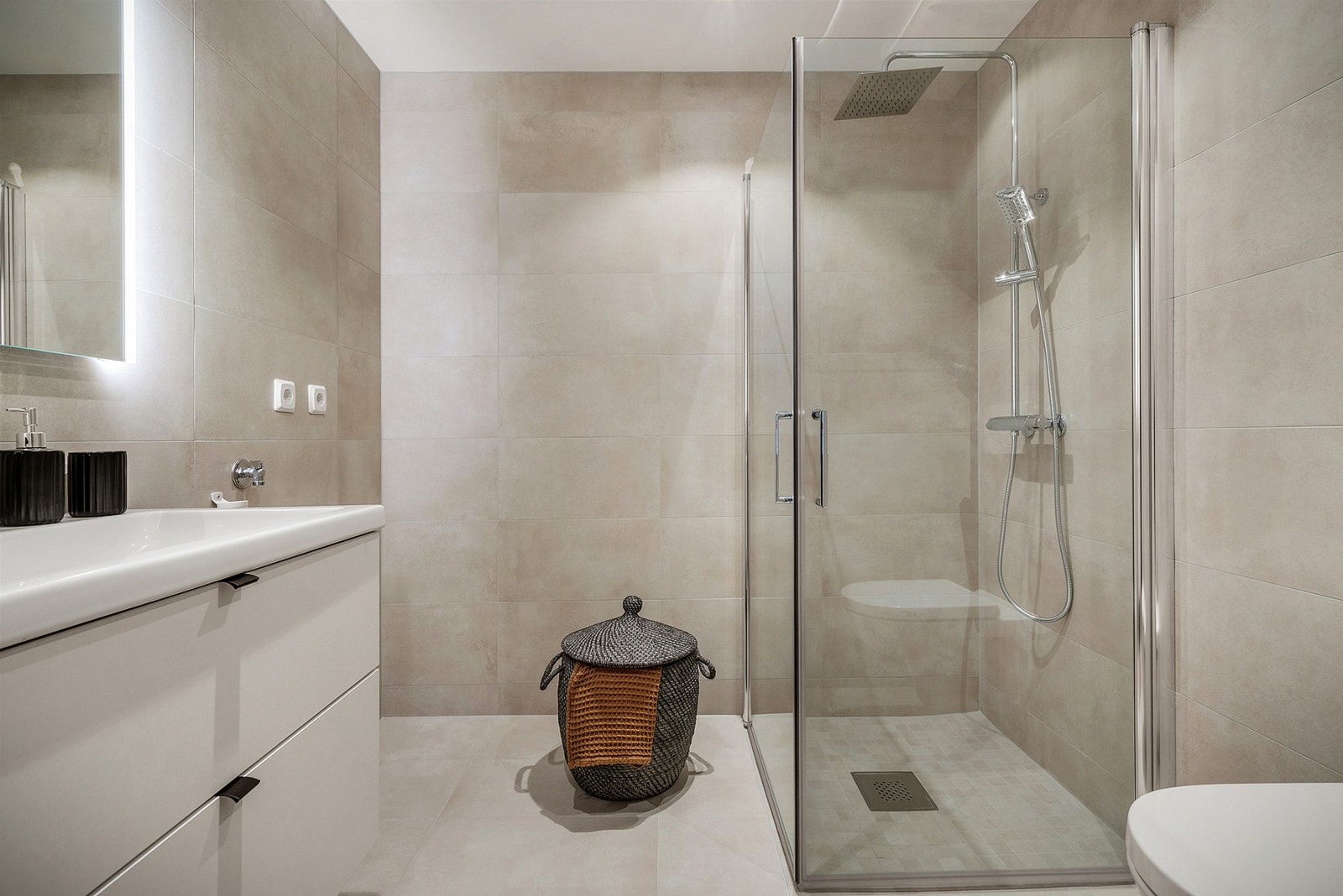 - Badet er utstyrt med dusjhjørne med glassdører og armatur - (Merk at bildene er fra en tilsvarende bolig, fargevalg og standard kan dermed avvike) Galleribilde