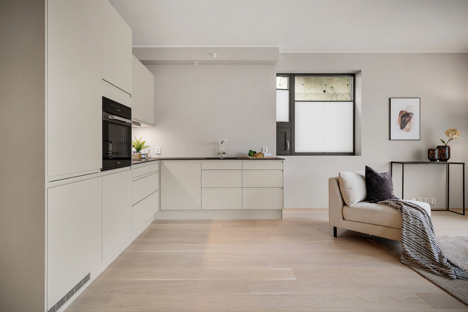 - Komplett levert med fullintegrerte hvitevarer fra Miele bestående av komfyr i høyskap, induksjonstopp, oppvaskemaskin og kombiskap kjøl/frys - Galleribilde