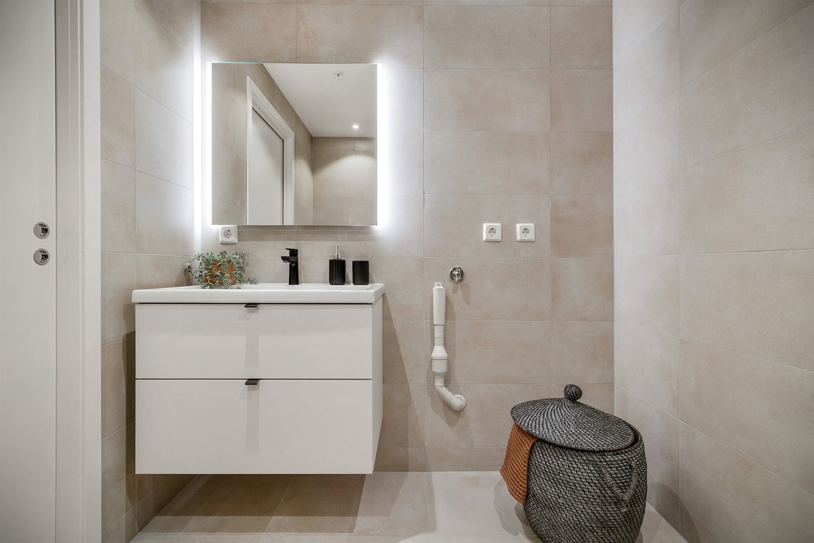 - Badet kombineres med vaskerom og har avsatt plass til vaskesøyle - (Merk at bildene er fra en tilsvarende bolig, fargevalg og standard kan dermed avvike) Galleribilde