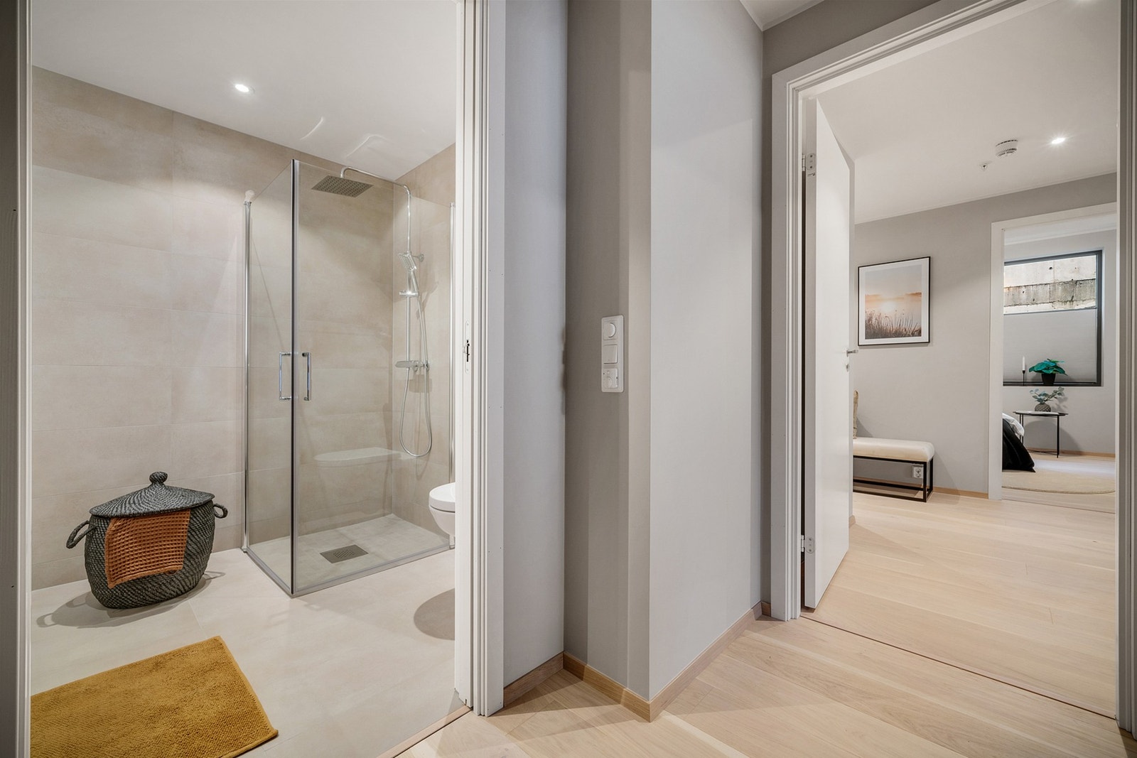 - Privat baderom, helfliset, med elektriske varmekabler i gulvet og downlights i himling - (Merk at bildene er fra en tilsvarende bolig, fargevalg og standard kan dermed avvike) Galleribilde