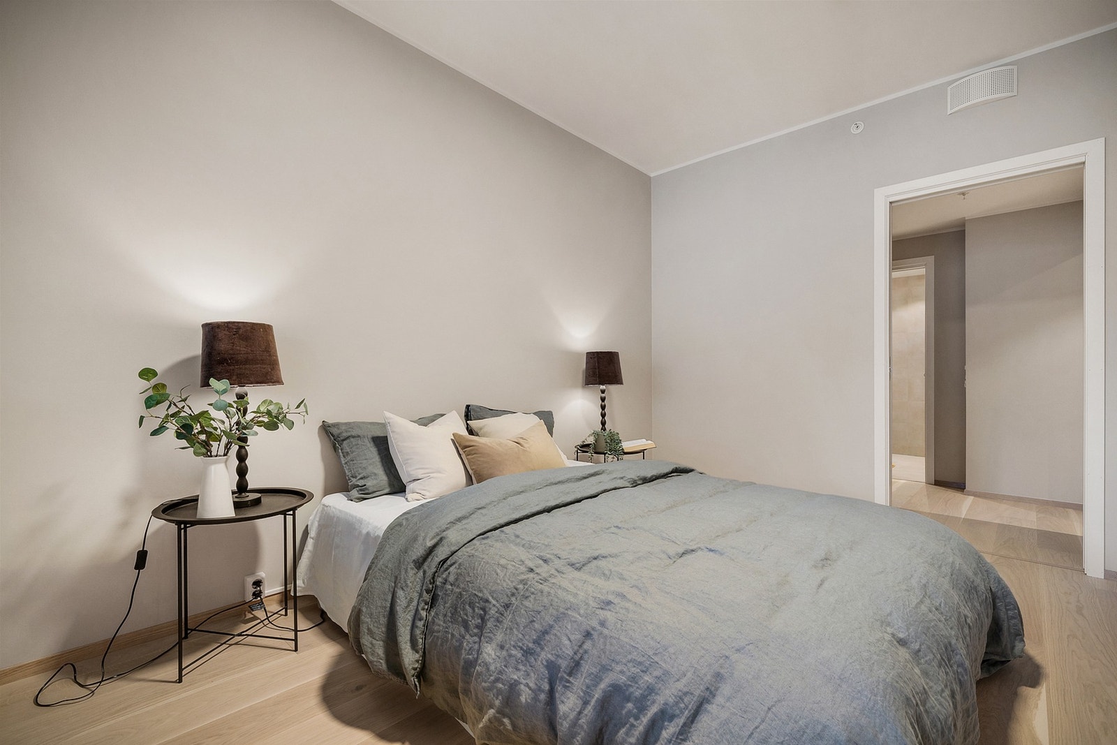 - På soverommet er det god plass til ønsket sengestørrelse med tilhørende møblement - (Merk at bildene er fra en tilsvarende bolig, fargevalg og standard kan dermed avvike) Galleribilde