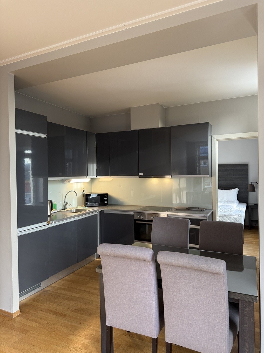 Romslig stue med åpent kjøkkenhjørne Galleribilde