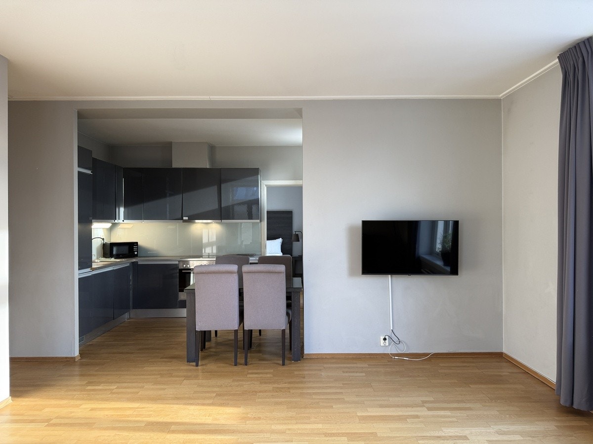 Romslig stue med åpent kjøkkenhjørne Galleribilde