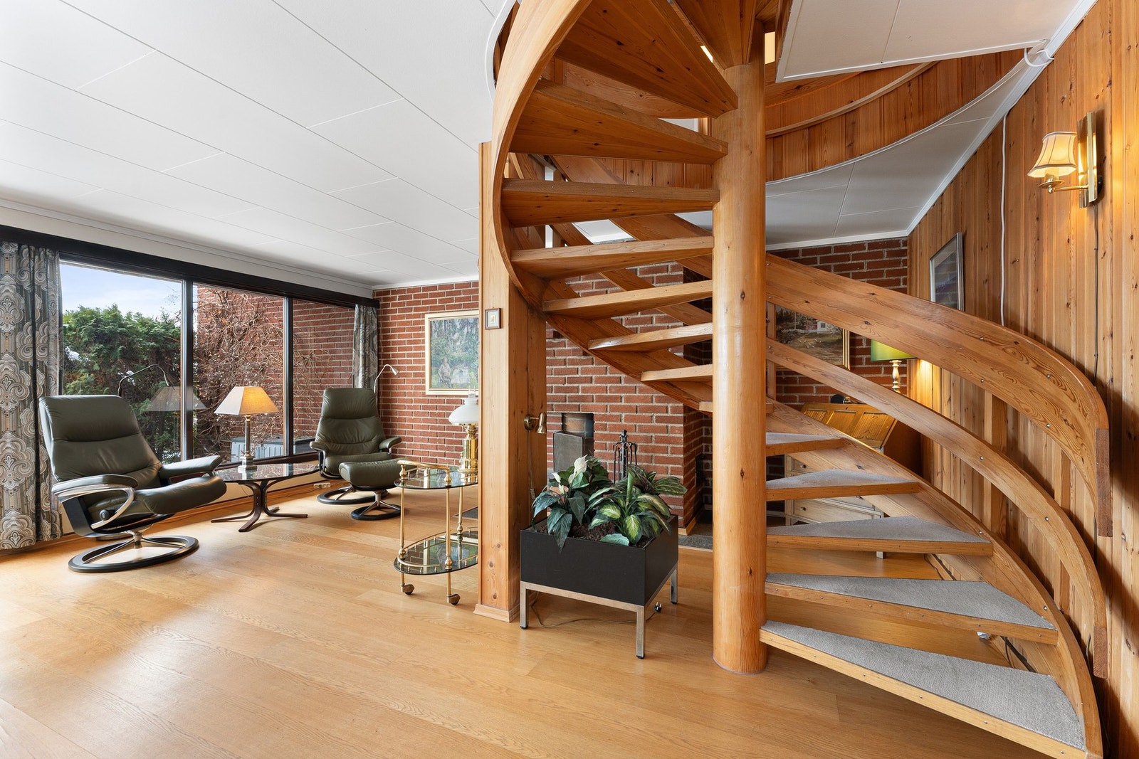 Stor stue med gode møbleringsmuligheter i underetasjen. Galleribilde